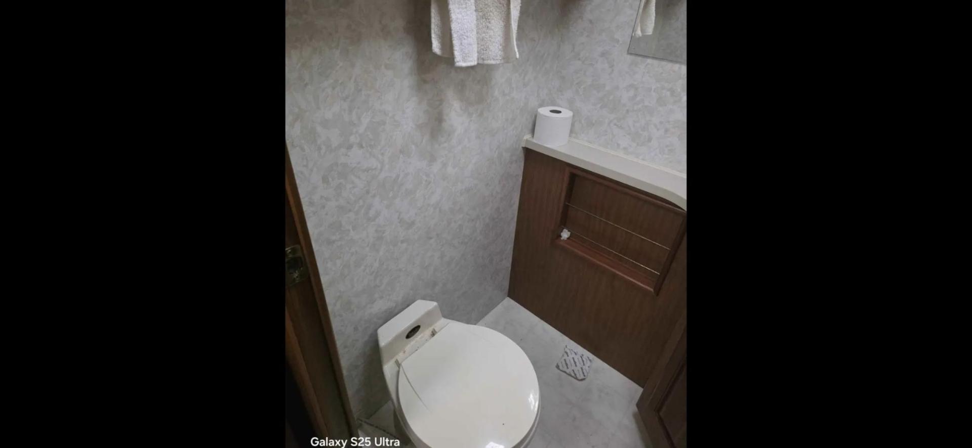 1998 White Winnebago Chieftain , located at 923 US HWY 87 E., Billings, MT, 59101, (406) 245-0456, 45.795788, -108.451881 - 1998 Winnebago Chieftain 1998 Winnebago Chieftain 29rb Located in Billings MT $11,900 1998 Winnebago chieftain 29rb. 64kmiles...onan 5500 generator...dual roof acs.... back up cameras... leveling jacks... ford 460.... tires 85%... motorhome is in great shape and ready to go south... no leaks - Photo#10