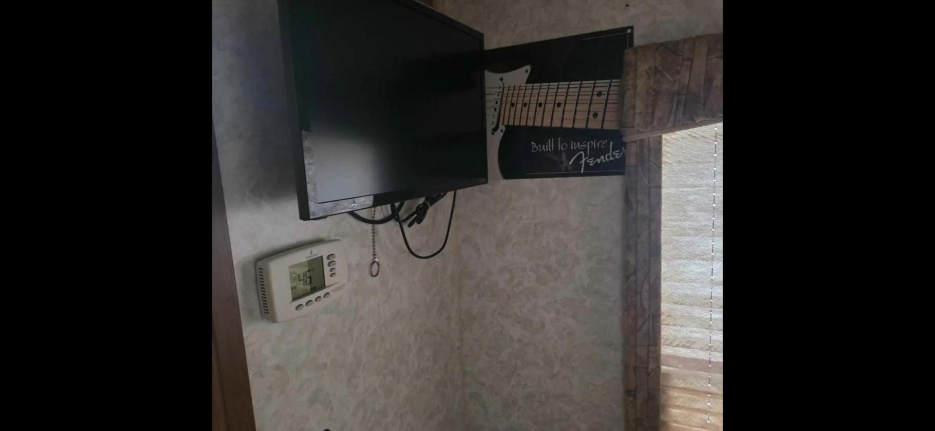 1998 White Winnebago Chieftain , located at 923 US HWY 87 E., Billings, MT, 59101, (406) 245-0456, 45.795788, -108.451881 - 1998 Winnebago Chieftain 1998 Winnebago Chieftain 29rb Located in Billings MT $11,900 1998 Winnebago chieftain 29rb. 64kmiles...onan 5500 generator...dual roof acs.... back up cameras... leveling jacks... ford 460.... tires 85%... motorhome is in great shape and ready to go south... no leaks - Photo#12