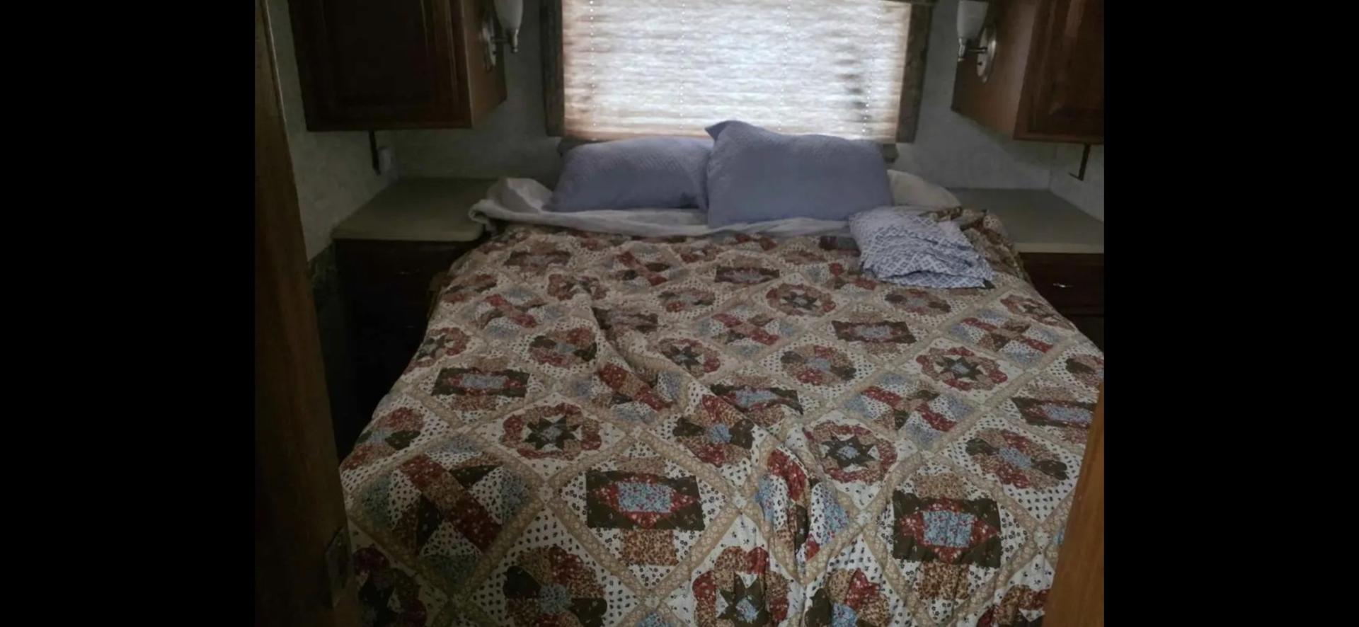 1998 White Winnebago Chieftain , located at 923 US HWY 87 E., Billings, MT, 59101, (406) 245-0456, 45.795788, -108.451881 - 1998 Winnebago Chieftain 1998 Winnebago Chieftain 29rb Located in Billings MT $11,900 1998 Winnebago chieftain 29rb. 64kmiles...onan 5500 generator...dual roof acs.... back up cameras... leveling jacks... ford 460.... tires 85%... motorhome is in great shape and ready to go south... no leaks - Photo#11