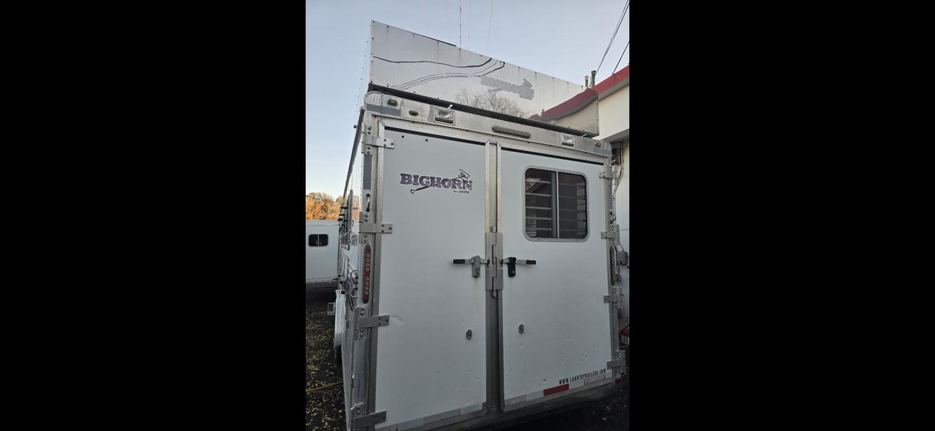 2011 White Lakota Big Horn , located at 923 US HWY 87 E., Billings, MT, 59101, (406) 245-0456, 45.795788, -108.451881 - 2011 Lakota Big Horn 8416 2011 Lakota Big Horn 4 Horse slant with super slide Located in Billings MT $55,900 This is such a nice trailer!!! 42' overall, empty weight 11,475 lbs, 8' wide, 16' LQ. Super slide, front Queen bed, Jackknife couch and booth dinette both make into beds. Could - Photo#2