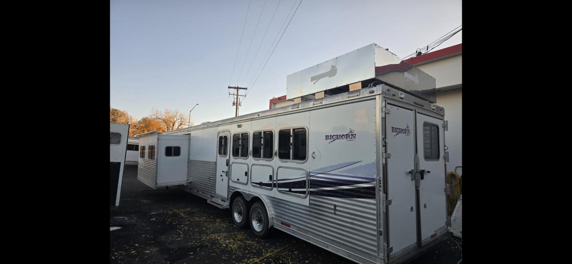 2011 White Lakota Big Horn , located at 923 US HWY 87 E., Billings, MT, 59101, (406) 245-0456, 45.795788, -108.451881 - 2011 Lakota Big Horn 8416 2011 Lakota Big Horn 4 Horse slant with super slide Located in Billings MT $55,900 This is such a nice trailer!!! 42' overall, empty weight 11,475 lbs, 8' wide, 16' LQ. Super slide, front Queen bed, Jackknife couch and booth dinette both make into beds. Could - Photo#1