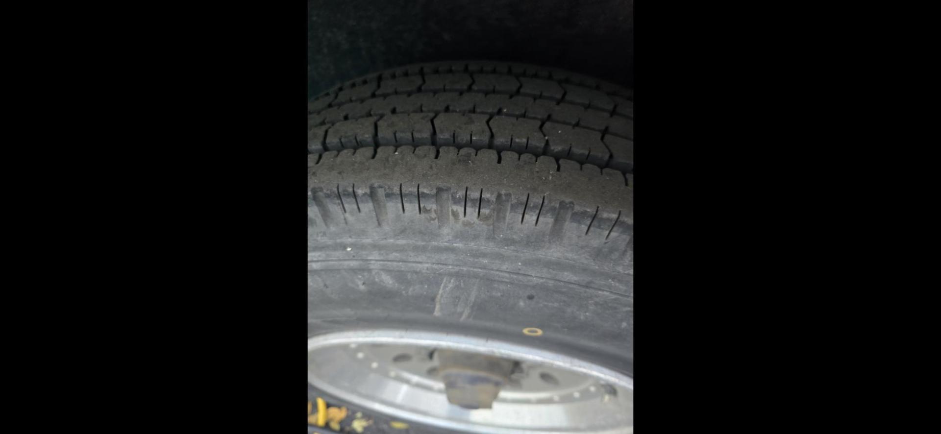 2011 White Lakota Big Horn , located at 923 US HWY 87 E., Billings, MT, 59101, (406) 245-0456, 45.795788, -108.451881 - 2011 Lakota Big Horn 8416 2011 Lakota Big Horn 4 Horse slant with super slide Located in Billings MT $55,900 This is such a nice trailer!!! 42' overall, empty weight 11,475 lbs, 8' wide, 16' LQ. Super slide, front Queen bed, Jackknife couch and booth dinette both make into beds. Could - Photo#6