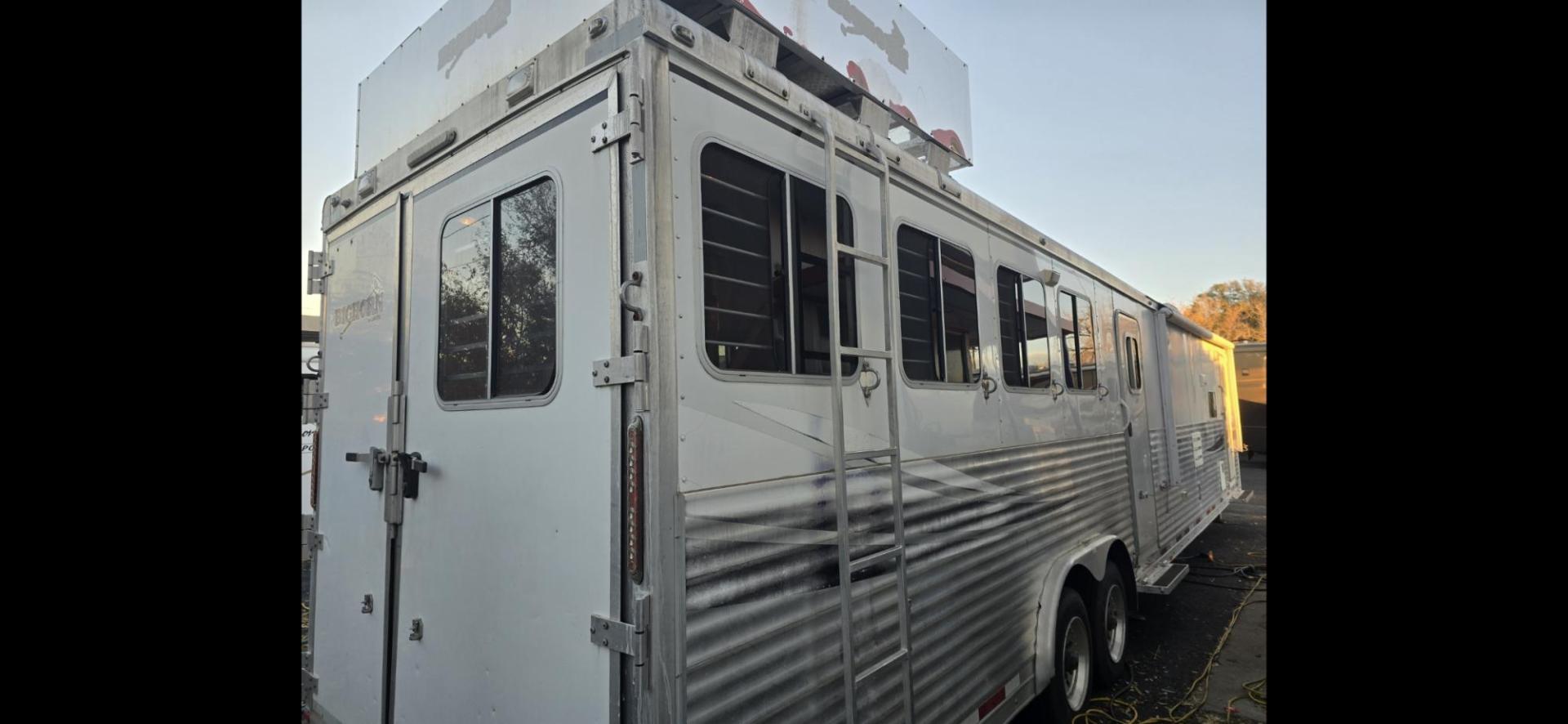 2011 White Lakota Big Horn , located at 923 US HWY 87 E., Billings, MT, 59101, (406) 245-0456, 45.795788, -108.451881 - 2011 Lakota Big Horn 8416 2011 Lakota Big Horn 4 Horse slant with super slide Located in Billings MT $55,900 This is such a nice trailer!!! 42' overall, empty weight 11,475 lbs, 8' wide, 16' LQ. Super slide, front Queen bed, Jackknife couch and booth dinette both make into beds. Could - Photo#3