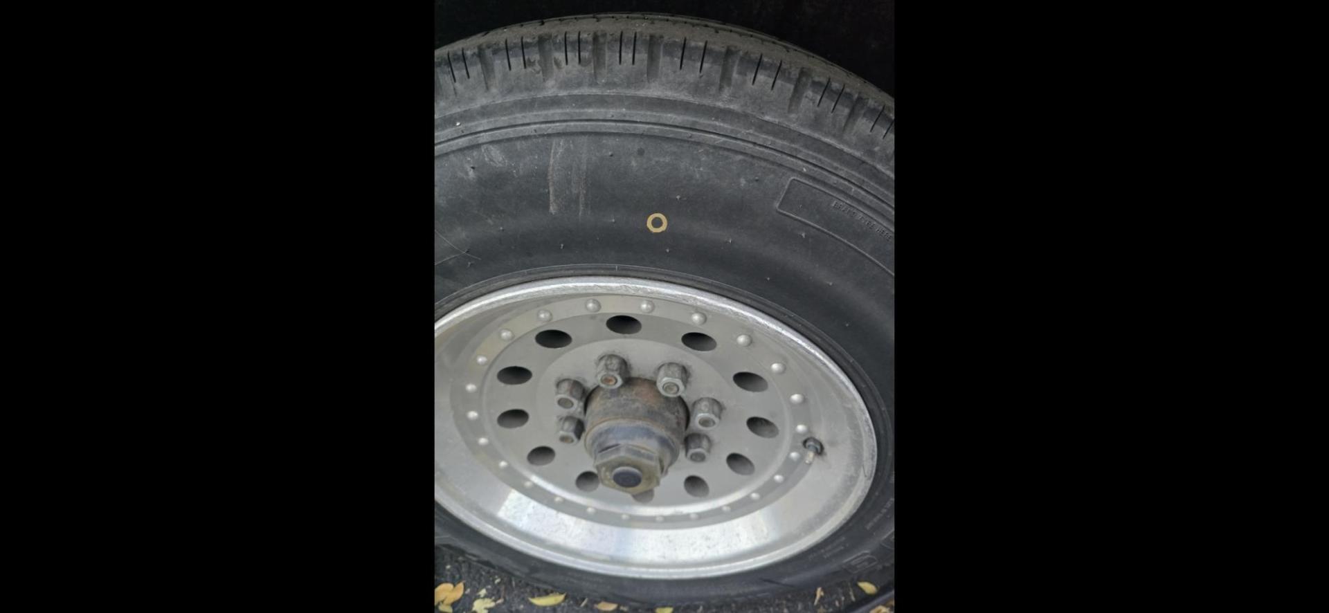 2011 White Lakota Big Horn , located at 923 US HWY 87 E., Billings, MT, 59101, (406) 245-0456, 45.795788, -108.451881 - 2011 Lakota Big Horn 8416 2011 Lakota Big Horn 4 Horse slant with super slide Located in Billings MT $55,900 This is such a nice trailer!!! 42' overall, empty weight 11,475 lbs, 8' wide, 16' LQ. Super slide, front Queen bed, Jackknife couch and booth dinette both make into beds. Could - Photo#7