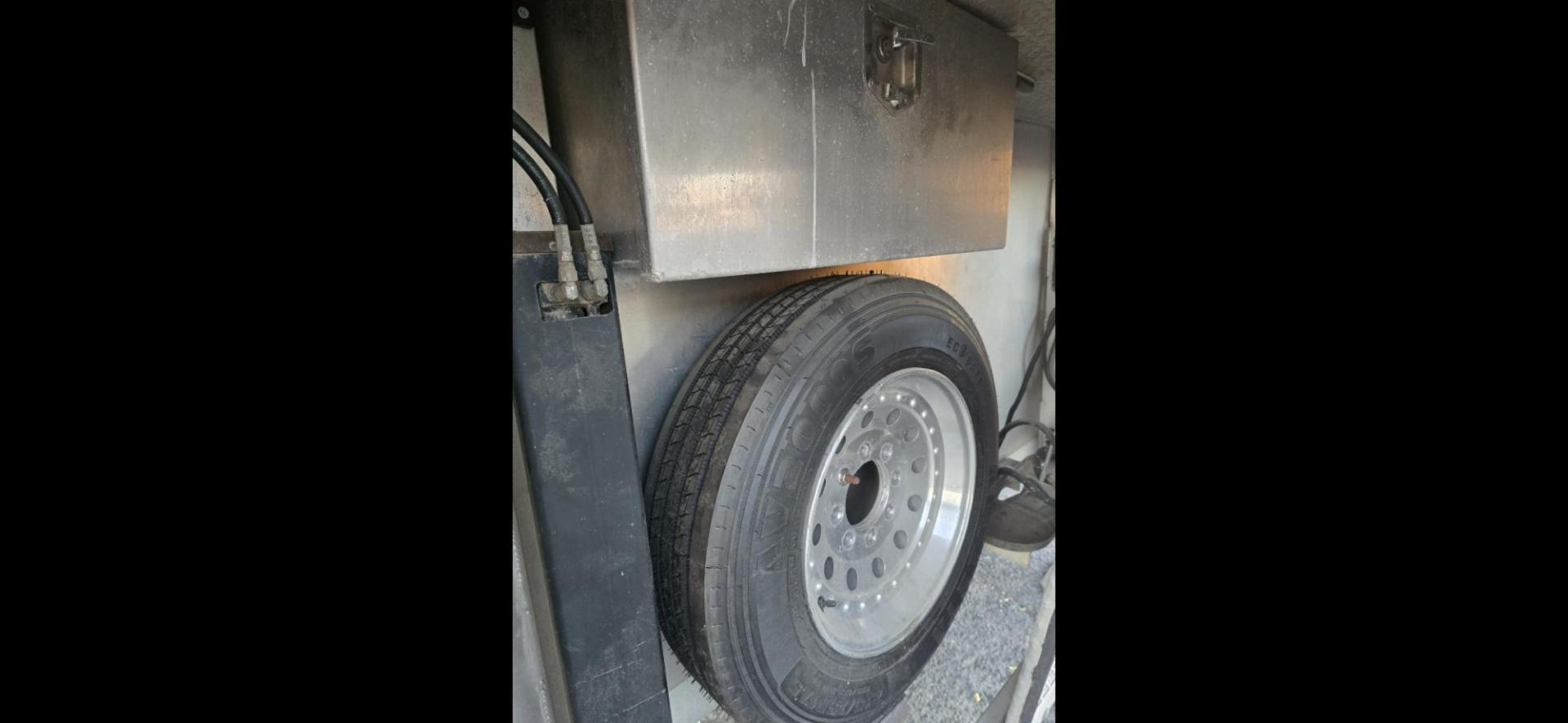 2011 White Lakota Big Horn , located at 923 US HWY 87 E., Billings, MT, 59101, (406) 245-0456, 45.795788, -108.451881 - 2011 Lakota Big Horn 8416 2011 Lakota Big Horn 4 Horse slant with super slide Located in Billings MT $55,900 This is such a nice trailer!!! 42' overall, empty weight 11,475 lbs, 8' wide, 16' LQ. Super slide, front Queen bed, Jackknife couch and booth dinette both make into beds. Could - Photo#9