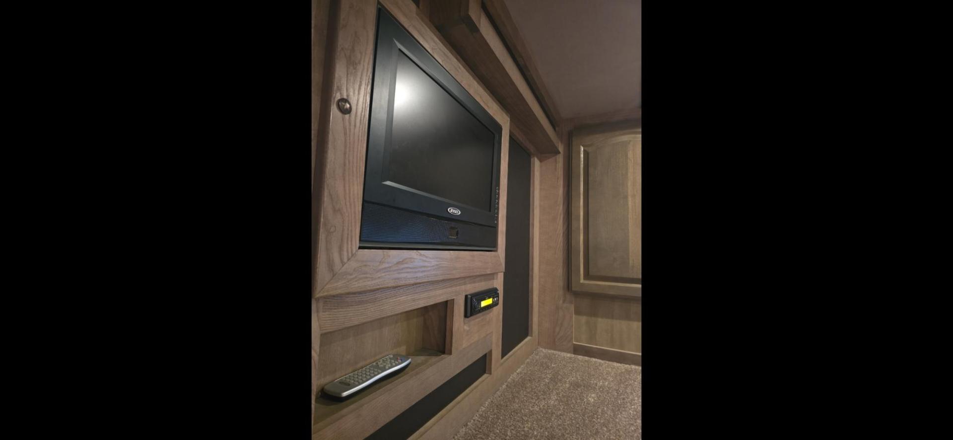 2011 White Lakota Big Horn , located at 923 US HWY 87 E., Billings, MT, 59101, (406) 245-0456, 45.795788, -108.451881 - 2011 Lakota Big Horn 8416 2011 Lakota Big Horn 4 Horse slant with super slide Located in Billings MT $55,900 This is such a nice trailer!!! 42' overall, empty weight 11,475 lbs, 8' wide, 16' LQ. Super slide, front Queen bed, Jackknife couch and booth dinette both make into beds. Could - Photo#11