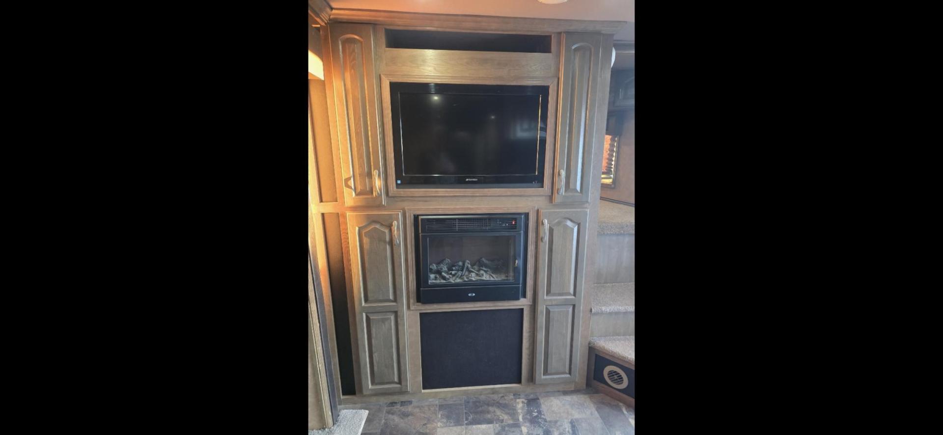 2011 White Lakota Big Horn , located at 923 US HWY 87 E., Billings, MT, 59101, (406) 245-0456, 45.795788, -108.451881 - 2011 Lakota Big Horn 8416 2011 Lakota Big Horn 4 Horse slant with super slide Located in Billings MT $55,900 This is such a nice trailer!!! 42' overall, empty weight 11,475 lbs, 8' wide, 16' LQ. Super slide, front Queen bed, Jackknife couch and booth dinette both make into beds. Could - Photo#12