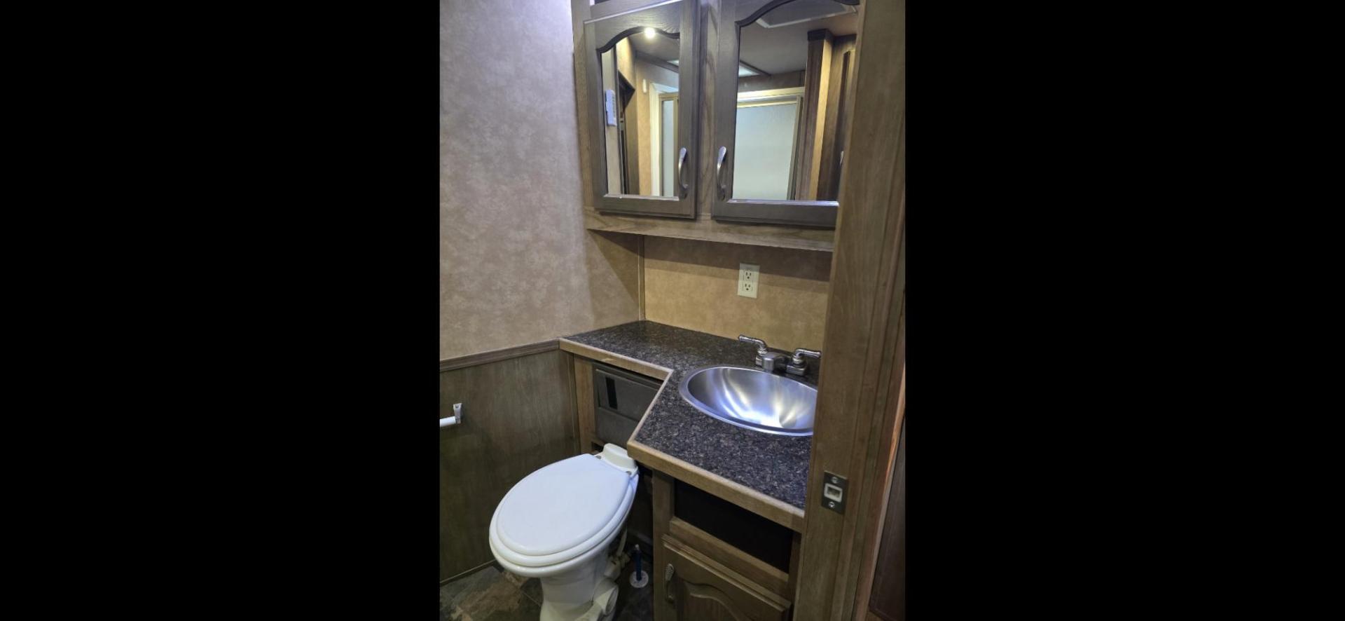 2011 White Lakota Big Horn , located at 923 US HWY 87 E., Billings, MT, 59101, (406) 245-0456, 45.795788, -108.451881 - 2011 Lakota Big Horn 8416 2011 Lakota Big Horn 4 Horse slant with super slide Located in Billings MT $55,900 This is such a nice trailer!!! 42' overall, empty weight 11,475 lbs, 8' wide, 16' LQ. Super slide, front Queen bed, Jackknife couch and booth dinette both make into beds. Could - Photo#16