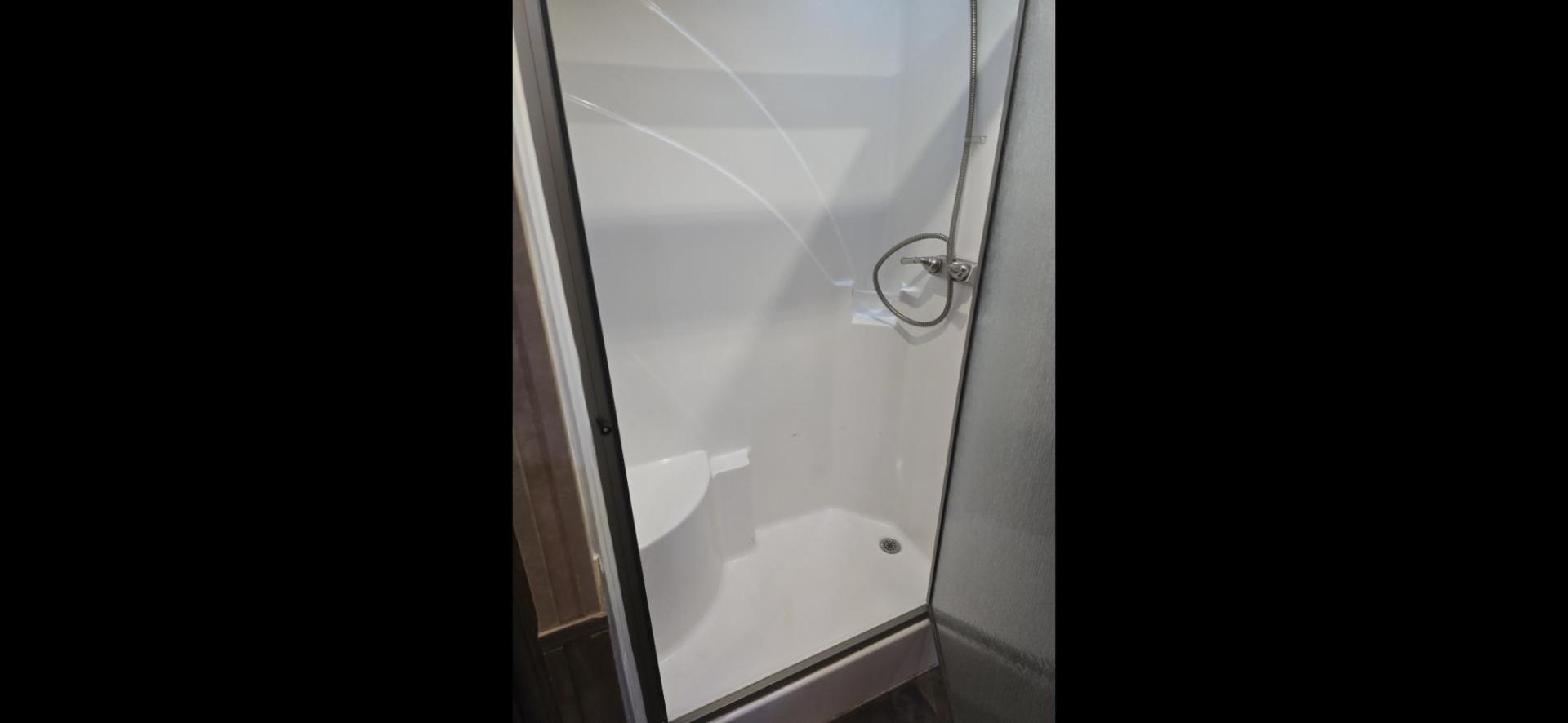 2011 White Lakota Big Horn , located at 923 US HWY 87 E., Billings, MT, 59101, (406) 245-0456, 45.795788, -108.451881 - 2011 Lakota Big Horn 8416 2011 Lakota Big Horn 4 Horse slant with super slide Located in Billings MT $55,900 This is such a nice trailer!!! 42' overall, empty weight 11,475 lbs, 8' wide, 16' LQ. Super slide, front Queen bed, Jackknife couch and booth dinette both make into beds. Could - Photo#17