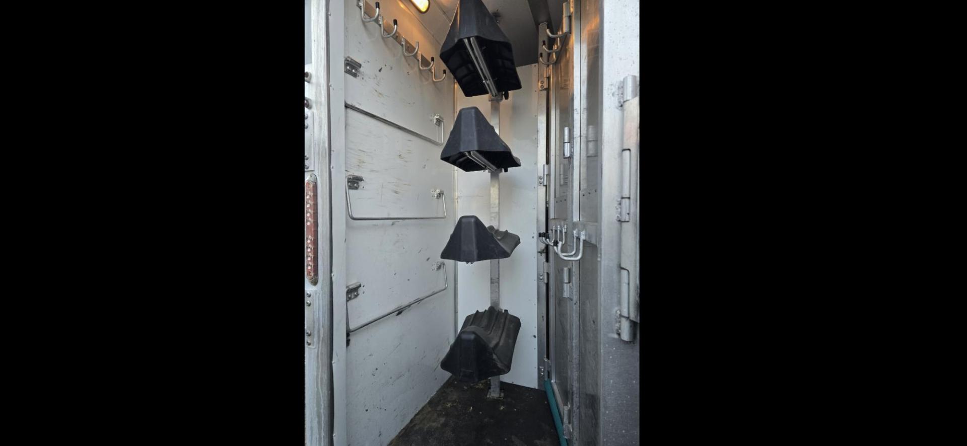 2011 White Lakota Big Horn , located at 923 US HWY 87 E., Billings, MT, 59101, (406) 245-0456, 45.795788, -108.451881 - 2011 Lakota Big Horn 8416 2011 Lakota Big Horn 4 Horse slant with super slide Located in Billings MT $55,900 This is such a nice trailer!!! 42' overall, empty weight 11,475 lbs, 8' wide, 16' LQ. Super slide, front Queen bed, Jackknife couch and booth dinette both make into beds. Could - Photo#24