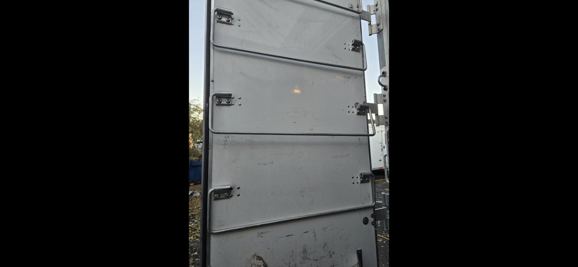 2011 White Lakota Big Horn , located at 923 US HWY 87 E., Billings, MT, 59101, (406) 245-0456, 45.795788, -108.451881 - 2011 Lakota Big Horn 8416 2011 Lakota Big Horn 4 Horse slant with super slide Located in Billings MT $55,900 This is such a nice trailer!!! 42' overall, empty weight 11,475 lbs, 8' wide, 16' LQ. Super slide, front Queen bed, Jackknife couch and booth dinette both make into beds. Could - Photo#25