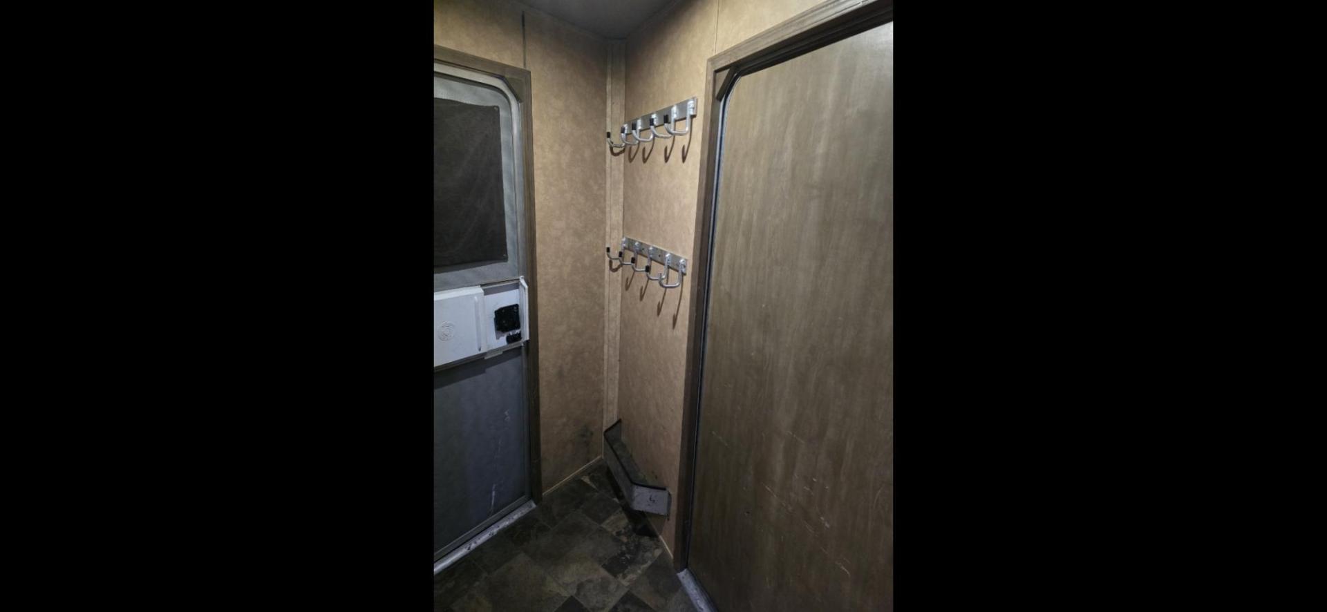 2011 White Lakota Big Horn , located at 923 US HWY 87 E., Billings, MT, 59101, (406) 245-0456, 45.795788, -108.451881 - 2011 Lakota Big Horn 8416 2011 Lakota Big Horn 4 Horse slant with super slide Located in Billings MT $55,900 This is such a nice trailer!!! 42' overall, empty weight 11,475 lbs, 8' wide, 16' LQ. Super slide, front Queen bed, Jackknife couch and booth dinette both make into beds. Could - Photo#20