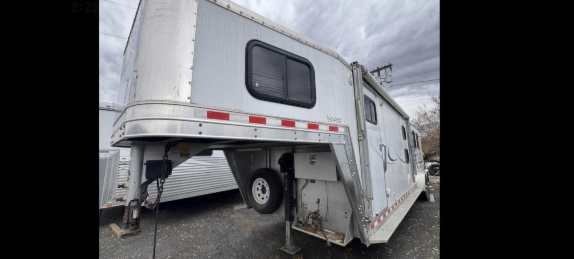 2003 Kiefer Gensis , located at 923 US HWY 87 E., Billings, MT, 59101, (406) 245-0456, 45.795788, -108.451881 - 2003 Kiefer Genesis S3120 2003 Kiefer Gensis S3120 LQ Located in Billings MT 50101 $21,900 This is a really nice 3 horse slant trailer with 14' LQ, 29' overall and 7' wide Queen size front bed, couch jack knife into bed, rear double bunks. Full bathroom with shower, toilet, and sink.A/C, hot - Photo#1