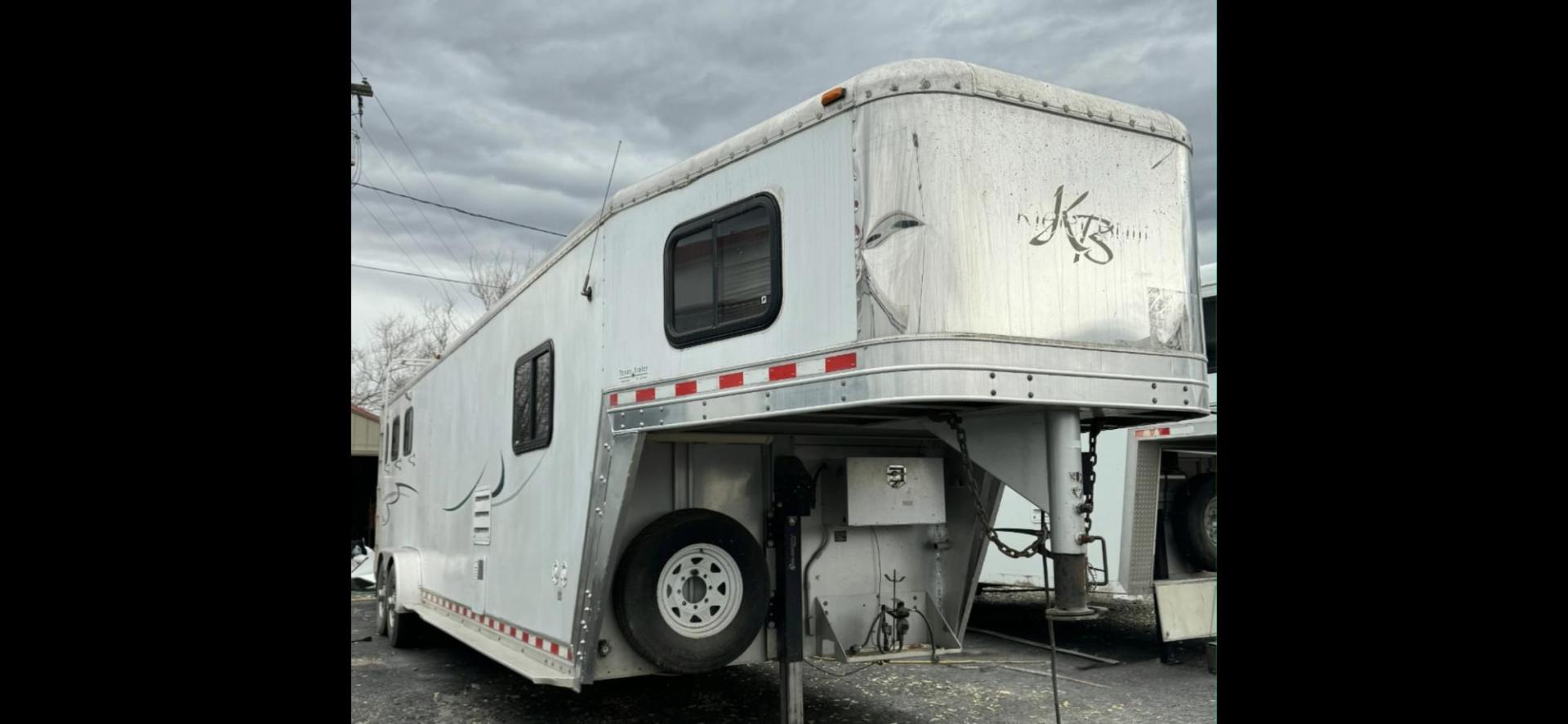 2003 Kiefer Gensis , located at 923 US HWY 87 E., Billings, MT, 59101, (406) 245-0456, 45.795788, -108.451881 - 2003 Kiefer Genesis S3120 2003 Kiefer Gensis S3120 LQ Located in Billings MT 50101 $21,900 This is a really nice 3 horse slant trailer with 14' LQ, 29' overall and 7' wide Queen size front bed, couch jack knife into bed, rear double bunks. Full bathroom with shower, toilet, and sink.A/C, hot - Photo#2