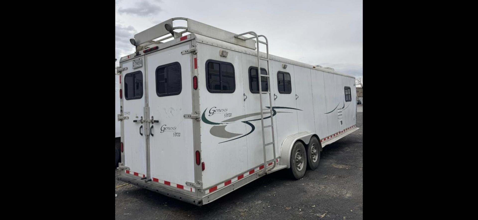 2003 Kiefer Gensis , located at 923 US HWY 87 E., Billings, MT, 59101, (406) 245-0456, 45.795788, -108.451881 - 2003 Kiefer Genesis S3120 2003 Kiefer Gensis S3120 LQ Located in Billings MT 50101 $21,900 This is a really nice 3 horse slant trailer with 14' LQ, 29' overall and 7' wide Queen size front bed, couch jack knife into bed, rear double bunks. Full bathroom with shower, toilet, and sink.A/C, hot - Photo#3