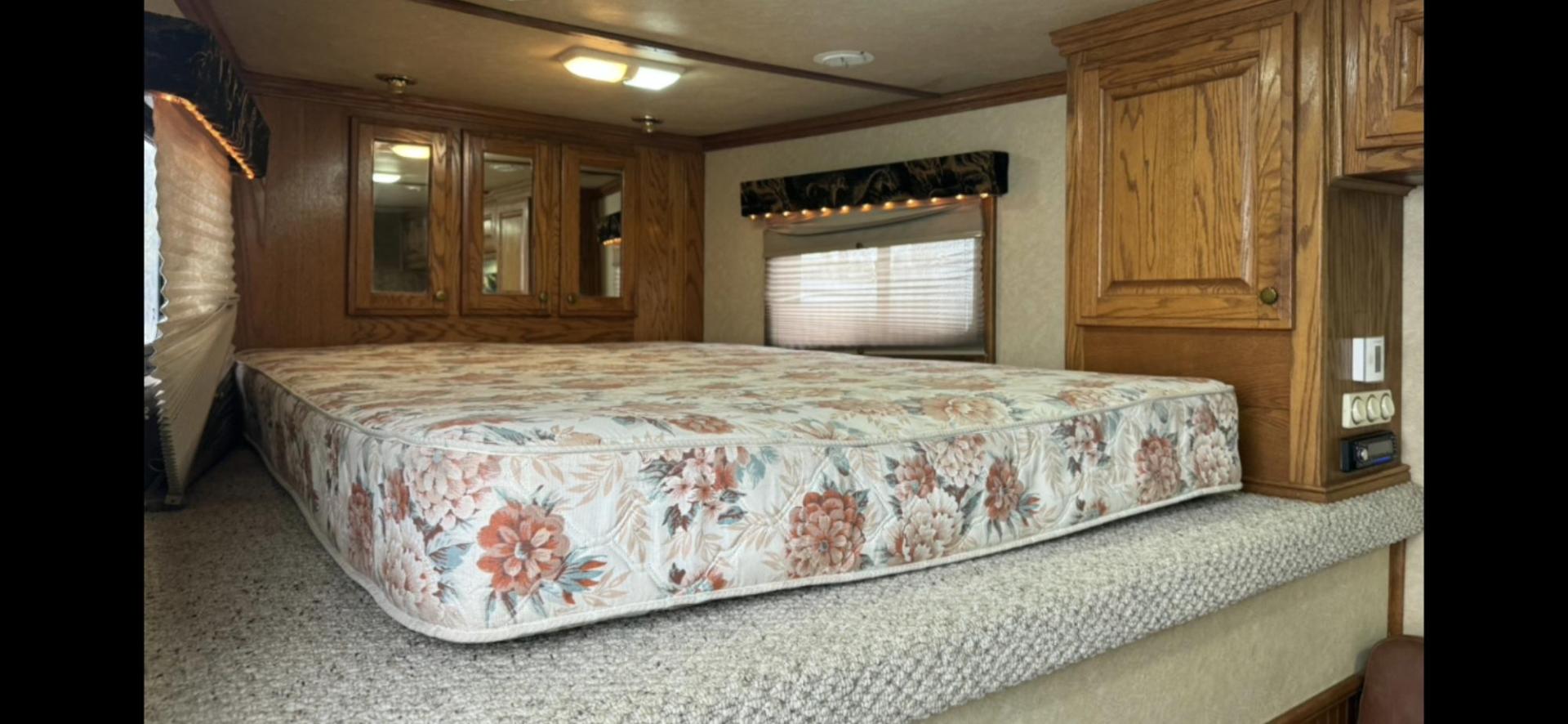 2003 Kiefer Gensis , located at 923 US HWY 87 E., Billings, MT, 59101, (406) 245-0456, 45.795788, -108.451881 - 2003 Kiefer Genesis S3120 2003 Kiefer Gensis S3120 LQ Located in Billings MT 50101 $21,900 This is a really nice 3 horse slant trailer with 14' LQ, 29' overall and 7' wide Queen size front bed, couch jack knife into bed, rear double bunks. Full bathroom with shower, toilet, and sink.A/C, hot - Photo#5