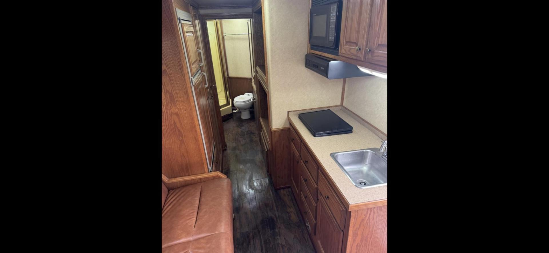 2003 Kiefer Gensis , located at 923 US HWY 87 E., Billings, MT, 59101, (406) 245-0456, 45.795788, -108.451881 - 2003 Kiefer Genesis S3120 2003 Kiefer Gensis S3120 LQ Located in Billings MT 50101 $21,900 This is a really nice 3 horse slant trailer with 14' LQ, 29' overall and 7' wide Queen size front bed, couch jack knife into bed, rear double bunks. Full bathroom with shower, toilet, and sink.A/C, hot - Photo#8