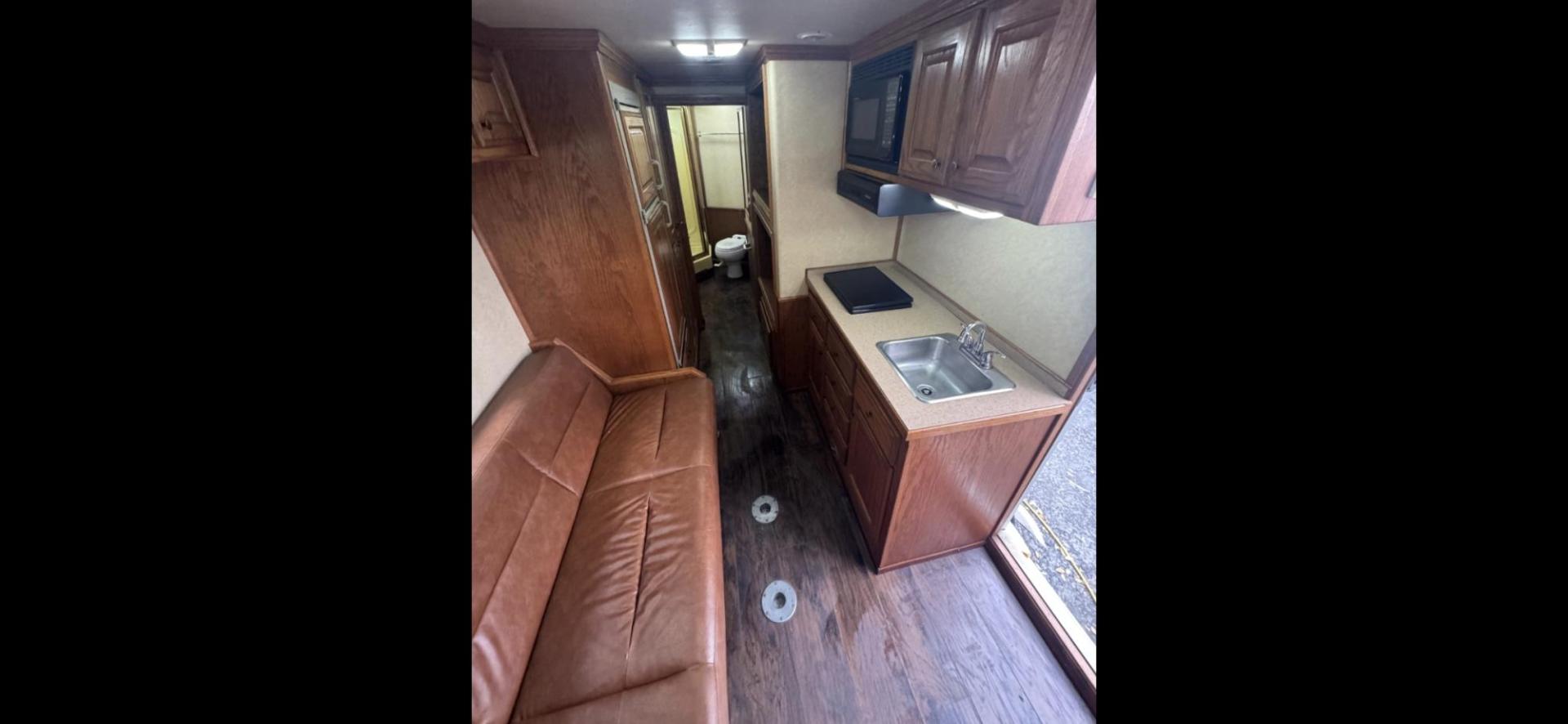 2003 Kiefer Gensis , located at 923 US HWY 87 E., Billings, MT, 59101, (406) 245-0456, 45.795788, -108.451881 - 2003 Kiefer Genesis S3120 2003 Kiefer Gensis S3120 LQ Located in Billings MT 50101 $21,900 This is a really nice 3 horse slant trailer with 14' LQ, 29' overall and 7' wide Queen size front bed, couch jack knife into bed, rear double bunks. Full bathroom with shower, toilet, and sink.A/C, hot - Photo#7