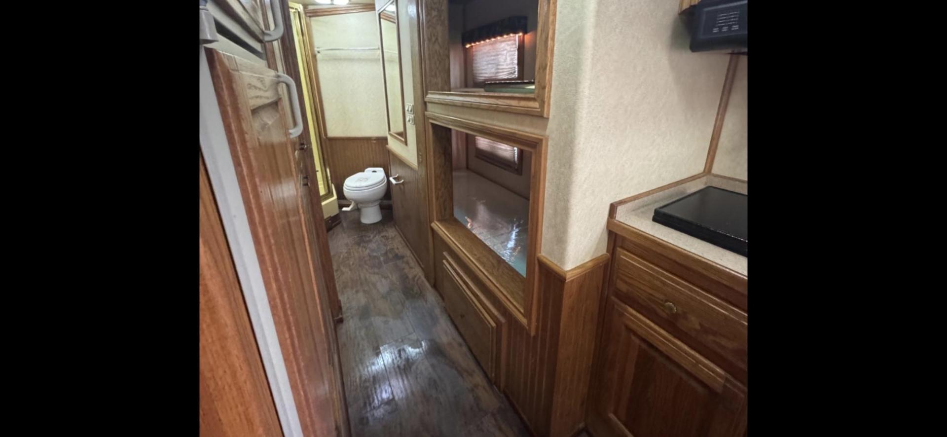 2003 Kiefer Gensis , located at 923 US HWY 87 E., Billings, MT, 59101, (406) 245-0456, 45.795788, -108.451881 - 2003 Kiefer Genesis S3120 2003 Kiefer Gensis S3120 LQ Located in Billings MT 50101 $21,900 This is a really nice 3 horse slant trailer with 14' LQ, 29' overall and 7' wide Queen size front bed, couch jack knife into bed, rear double bunks. Full bathroom with shower, toilet, and sink.A/C, hot - Photo#10