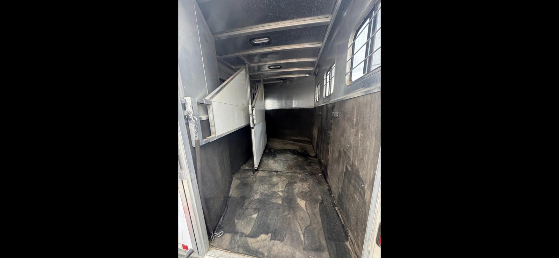 2003 Kiefer Gensis , located at 923 US HWY 87 E., Billings, MT, 59101, (406) 245-0456, 45.795788, -108.451881 - 2003 Kiefer Genesis S3120 2003 Kiefer Gensis S3120 LQ Located in Billings MT 50101 $21,900 This is a really nice 3 horse slant trailer with 14' LQ, 29' overall and 7' wide Queen size front bed, couch jack knife into bed, rear double bunks. Full bathroom with shower, toilet, and sink.A/C, hot - Photo#11