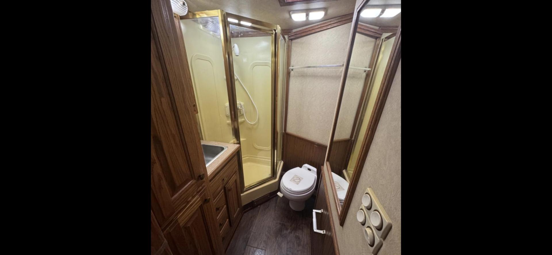 2003 Kiefer Gensis , located at 923 US HWY 87 E., Billings, MT, 59101, (406) 245-0456, 45.795788, -108.451881 - 2003 Kiefer Genesis S3120 2003 Kiefer Gensis S3120 LQ Located in Billings MT 50101 $21,900 This is a really nice 3 horse slant trailer with 14' LQ, 29' overall and 7' wide Queen size front bed, couch jack knife into bed, rear double bunks. Full bathroom with shower, toilet, and sink.A/C, hot - Photo#9