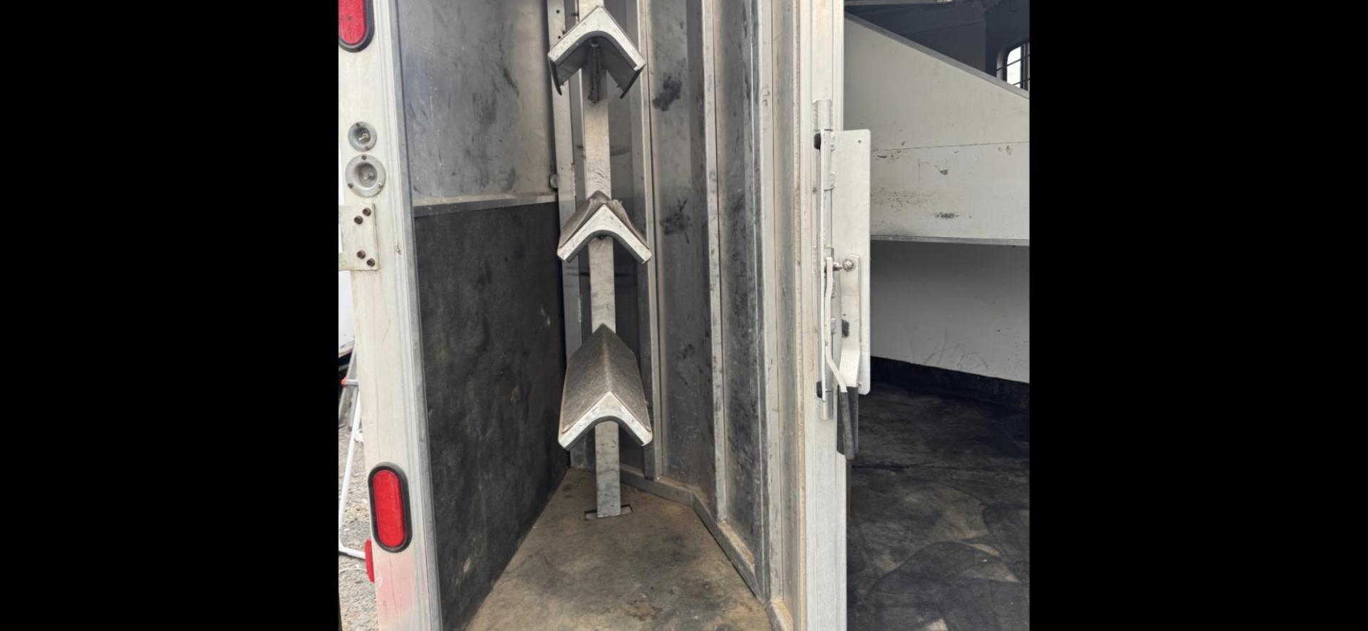 2003 Kiefer Gensis , located at 923 US HWY 87 E., Billings, MT, 59101, (406) 245-0456, 45.795788, -108.451881 - 2003 Kiefer Genesis S3120 2003 Kiefer Gensis S3120 LQ Located in Billings MT 50101 $21,900 This is a really nice 3 horse slant trailer with 14' LQ, 29' overall and 7' wide Queen size front bed, couch jack knife into bed, rear double bunks. Full bathroom with shower, toilet, and sink.A/C, hot - Photo#13