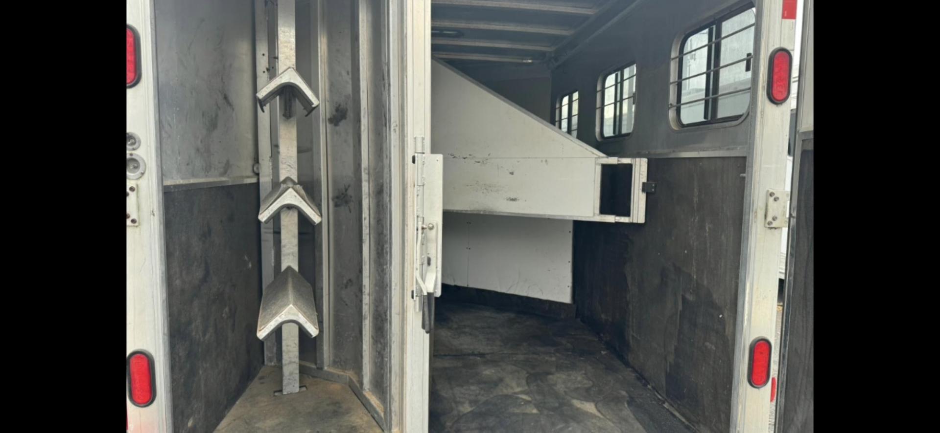 2003 Kiefer Gensis , located at 923 US HWY 87 E., Billings, MT, 59101, (406) 245-0456, 45.795788, -108.451881 - 2003 Kiefer Genesis S3120 2003 Kiefer Gensis S3120 LQ Located in Billings MT 50101 $21,900 This is a really nice 3 horse slant trailer with 14' LQ, 29' overall and 7' wide Queen size front bed, couch jack knife into bed, rear double bunks. Full bathroom with shower, toilet, and sink.A/C, hot - Photo#14