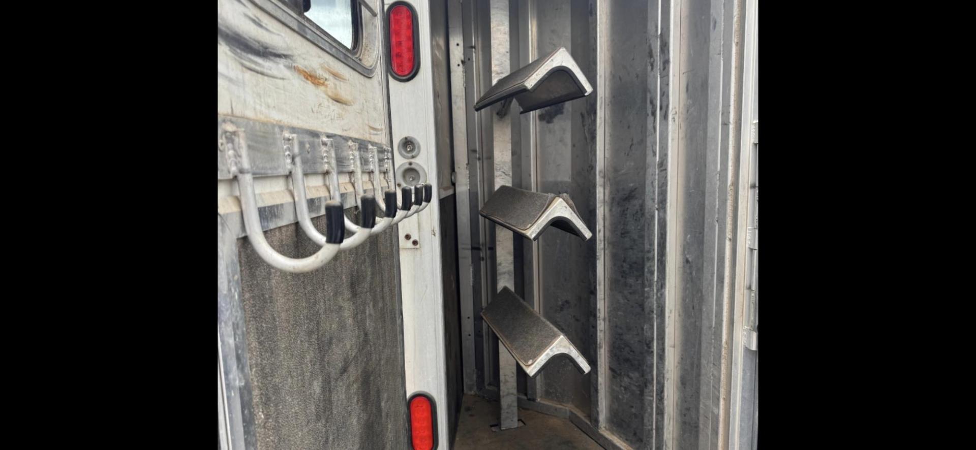 2003 Kiefer Gensis , located at 923 US HWY 87 E., Billings, MT, 59101, (406) 245-0456, 45.795788, -108.451881 - 2003 Kiefer Genesis S3120 2003 Kiefer Gensis S3120 LQ Located in Billings MT 50101 $21,900 This is a really nice 3 horse slant trailer with 14' LQ, 29' overall and 7' wide Queen size front bed, couch jack knife into bed, rear double bunks. Full bathroom with shower, toilet, and sink.A/C, hot - Photo#15