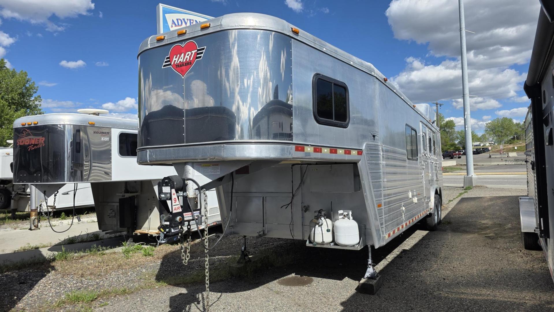 2007 Silver Hart U3HG , located at 923 US HWY 87 E., Billings, MT, 59101, (406) 245-0456, 45.795788, -108.451881 - 2007 HART U3HG Outlaw Conversion 3 Horse Slant Located in Billings MT $38,900 This is a gorgeous 3 horse slant with the Outlaw Conversion Package. Overall length is 33' 10", floor 26', shortwall 11', rear tack 4'6", 8' wide, 7'4" tall. Aluminum on aluminum, full fridge, hay rack, rear ramp, mang - Photo#0