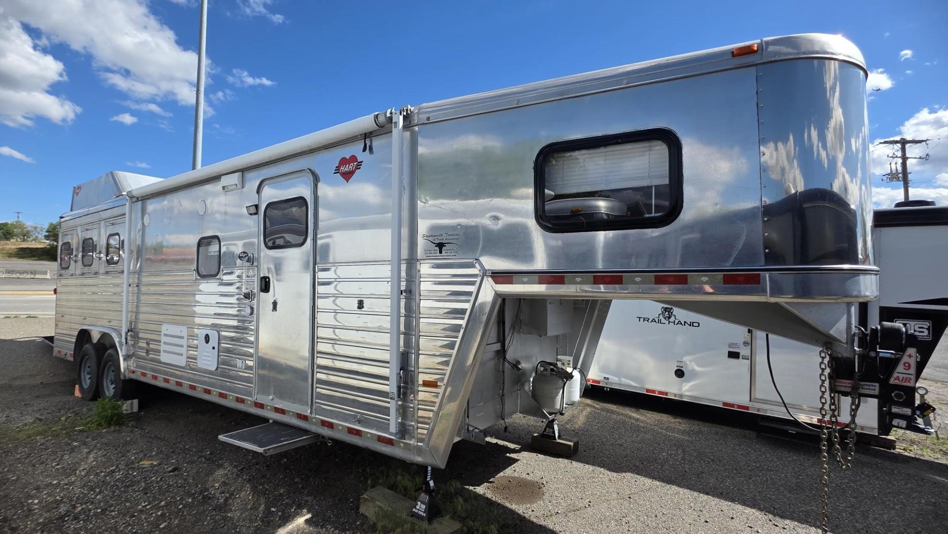 2007 Silver Hart U3HG , located at 923 US HWY 87 E., Billings, MT, 59101, (406) 245-0456, 45.795788, -108.451881 - 2007 HART U3HG Outlaw Conversion 3 Horse Slant Located in Billings MT $38,900 This is a gorgeous 3 horse slant with the Outlaw Conversion Package. Overall length is 33' 10", floor 26', shortwall 11', rear tack 4'6", 8' wide, 7'4" tall. Aluminum on aluminum, full fridge, hay rack, rear ramp, mang - Photo#1