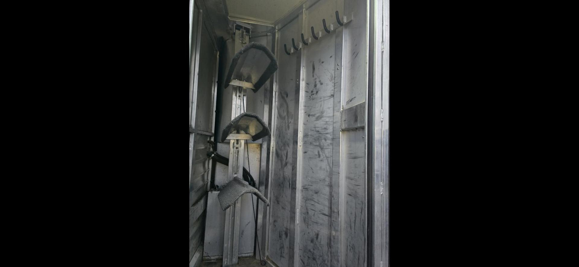 2007 Silver Hart U3HG , located at 923 US HWY 87 E., Billings, MT, 59101, (406) 245-0456, 45.795788, -108.451881 - 2007 HART U3HG Outlaw Conversion 3 Horse Slant Located in Billings MT $38,900 This is a gorgeous 3 horse slant with the Outlaw Conversion Package. Overall length is 33' 10", floor 26', shortwall 11', rear tack 4'6", 8' wide, 7'4" tall. Aluminum on aluminum, full fridge, hay rack, rear ramp, mang - Photo#4