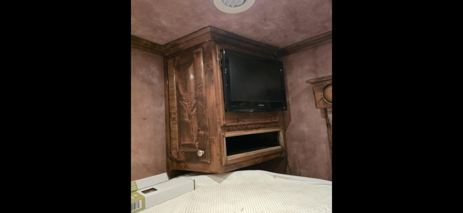 2007 Silver Hart U3HG , located at 923 US HWY 87 E., Billings, MT, 59101, (406) 245-0456, 45.795788, -108.451881 - 2007 HART U3HG Outlaw Conversion 3 Horse Slant Located in Billings MT $38,900 This is a gorgeous 3 horse slant with the Outlaw Conversion Package. Overall length is 33' 10", floor 26', shortwall 11', rear tack 4'6", 8' wide, 7'4" tall. Aluminum on aluminum, full fridge, hay rack, rear ramp, mang - Photo#8