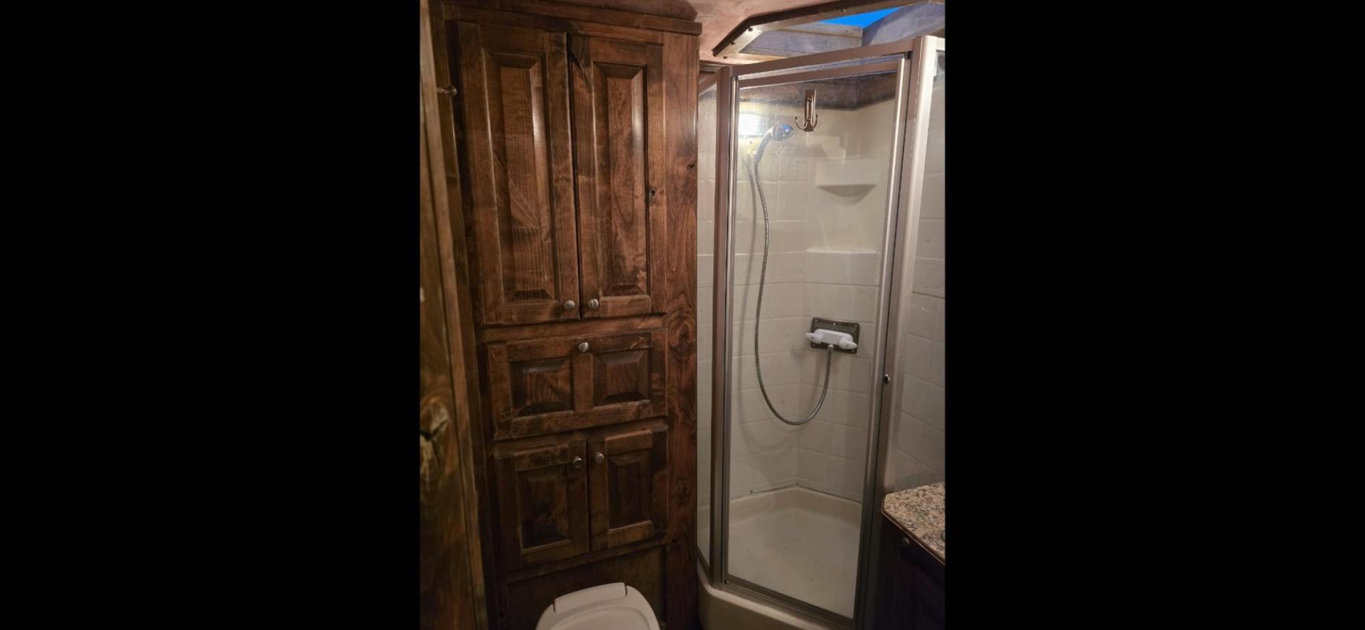 2007 Silver Hart U3HG , located at 923 US HWY 87 E., Billings, MT, 59101, (406) 245-0456, 45.795788, -108.451881 - 2007 HART U3HG Outlaw Conversion 3 Horse Slant Located in Billings MT $38,900 This is a gorgeous 3 horse slant with the Outlaw Conversion Package. Overall length is 33' 10", floor 26', shortwall 11', rear tack 4'6", 8' wide, 7'4" tall. Aluminum on aluminum, full fridge, hay rack, rear ramp, mang - Photo#9