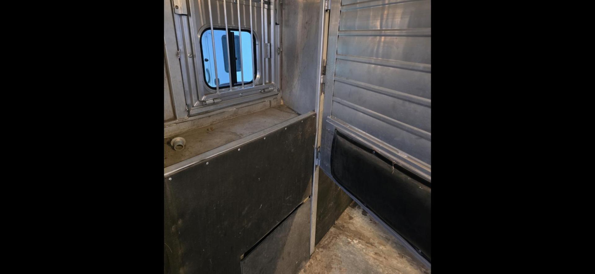 2007 Silver Hart U3HG , located at 923 US HWY 87 E., Billings, MT, 59101, (406) 245-0456, 45.795788, -108.451881 - 2007 HART U3HG Outlaw Conversion 3 Horse Slant Located in Billings MT $38,900 This is a gorgeous 3 horse slant with the Outlaw Conversion Package. Overall length is 33' 10", floor 26', shortwall 11', rear tack 4'6", 8' wide, 7'4" tall. Aluminum on aluminum, full fridge, hay rack, rear ramp, mang - Photo#6