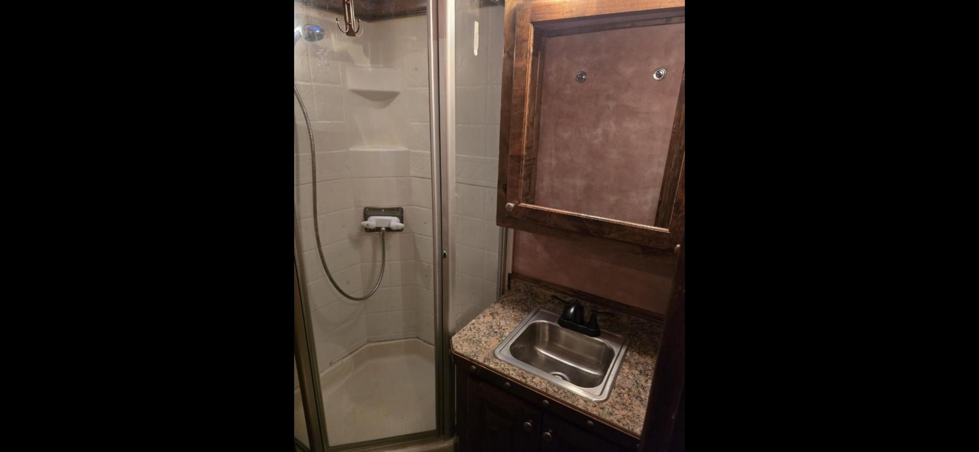 2007 Silver Hart U3HG , located at 923 US HWY 87 E., Billings, MT, 59101, (406) 245-0456, 45.795788, -108.451881 - 2007 HART U3HG Outlaw Conversion 3 Horse Slant Located in Billings MT $38,900 This is a gorgeous 3 horse slant with the Outlaw Conversion Package. Overall length is 33' 10", floor 26', shortwall 11', rear tack 4'6", 8' wide, 7'4" tall. Aluminum on aluminum, full fridge, hay rack, rear ramp, mang - Photo#10