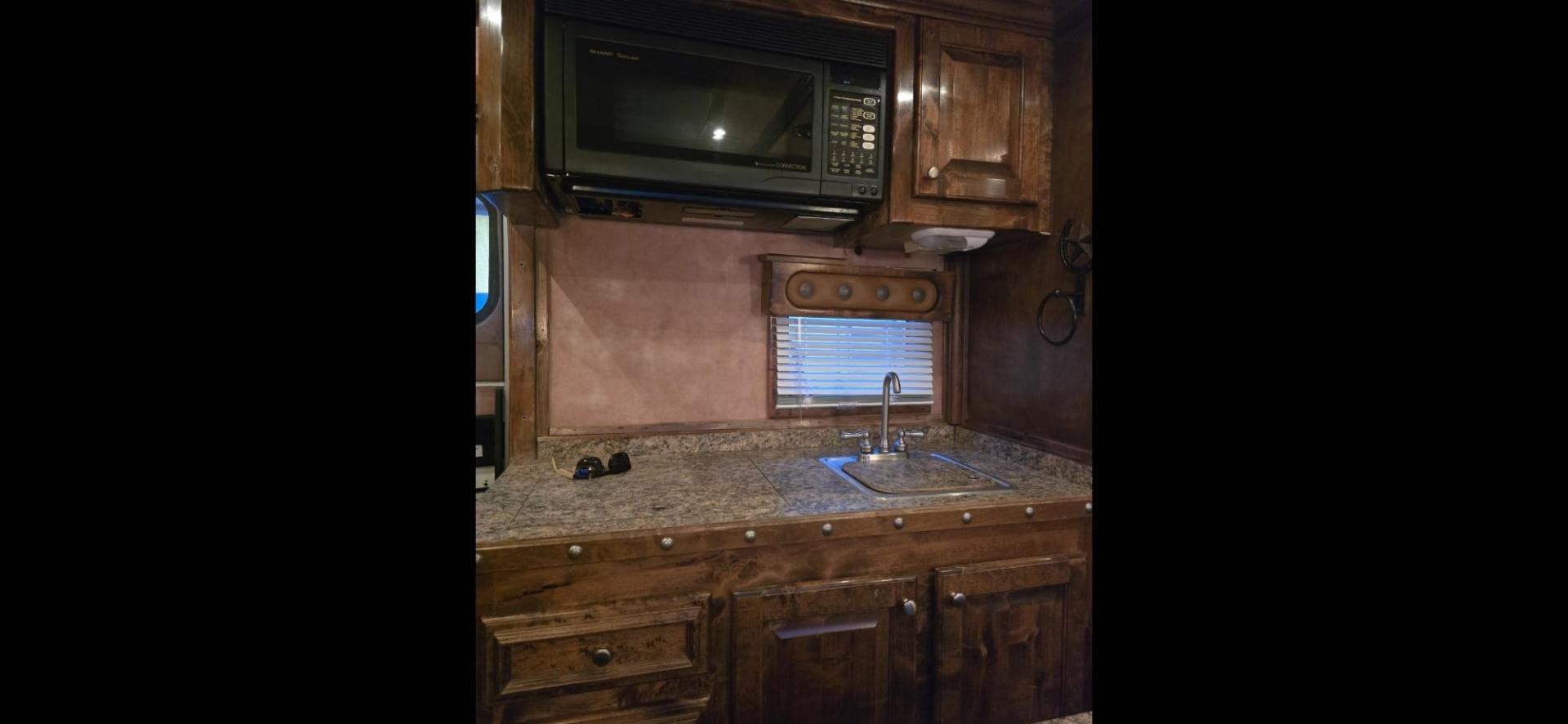 2007 Silver Hart U3HG , located at 923 US HWY 87 E., Billings, MT, 59101, (406) 245-0456, 45.795788, -108.451881 - 2007 HART U3HG Outlaw Conversion 3 Horse Slant Located in Billings MT $38,900 This is a gorgeous 3 horse slant with the Outlaw Conversion Package. Overall length is 33' 10", floor 26', shortwall 11', rear tack 4'6", 8' wide, 7'4" tall. Aluminum on aluminum, full fridge, hay rack, rear ramp, mang - Photo#12