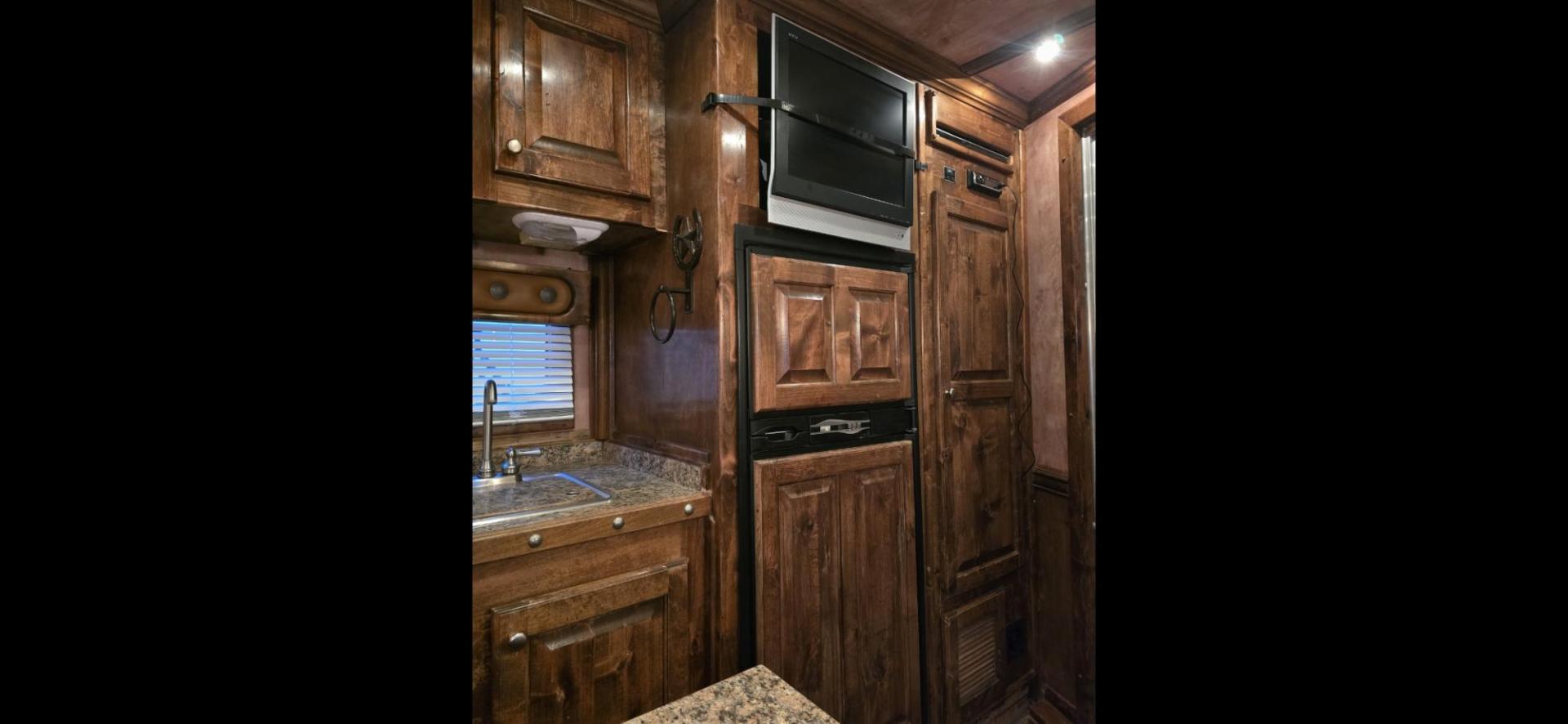 2007 Silver Hart U3HG , located at 923 US HWY 87 E., Billings, MT, 59101, (406) 245-0456, 45.795788, -108.451881 - 2007 HART U3HG Outlaw Conversion 3 Horse Slant Located in Billings MT $38,900 This is a gorgeous 3 horse slant with the Outlaw Conversion Package. Overall length is 33' 10", floor 26', shortwall 11', rear tack 4'6", 8' wide, 7'4" tall. Aluminum on aluminum, full fridge, hay rack, rear ramp, mang - Photo#13