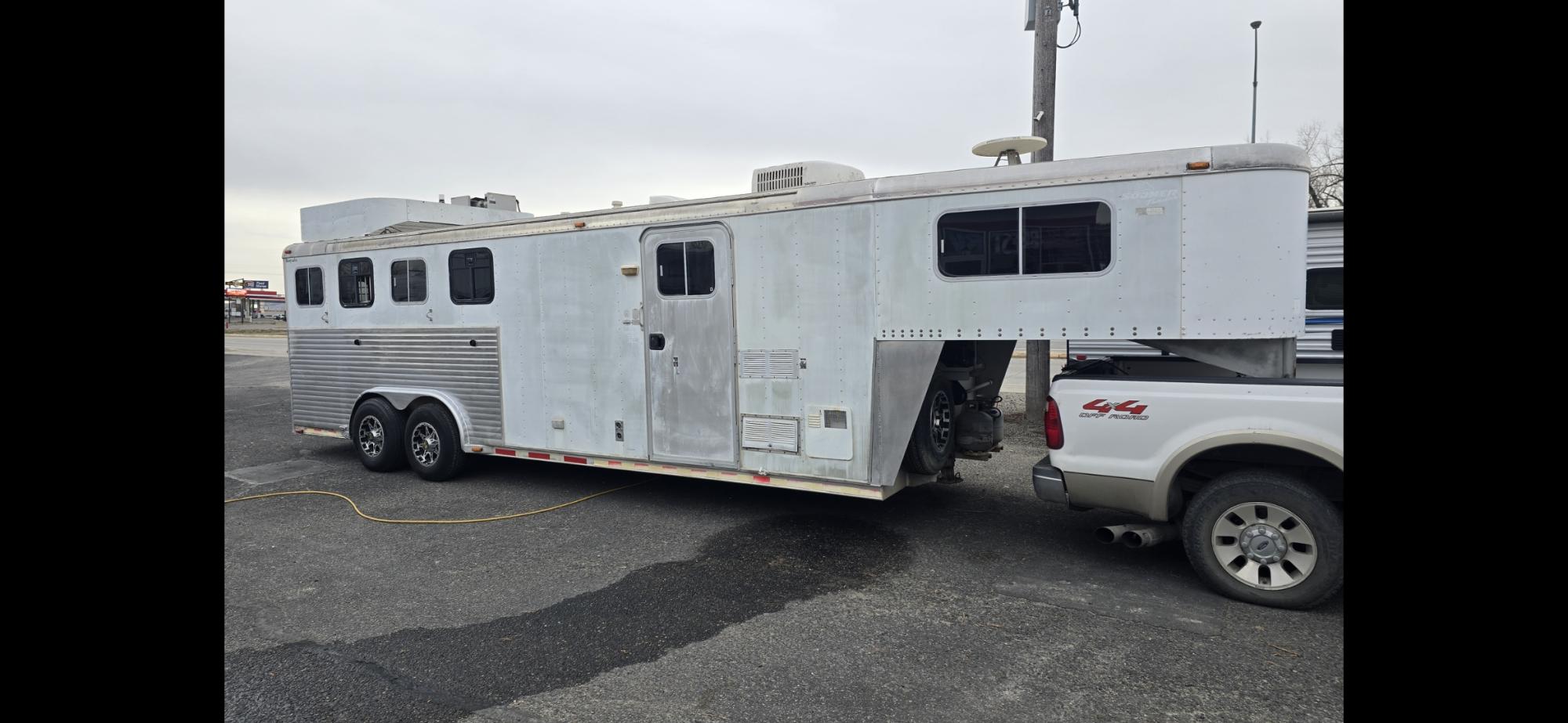 photo of 2000 Sooner Royale 4 horse slant w/LQ