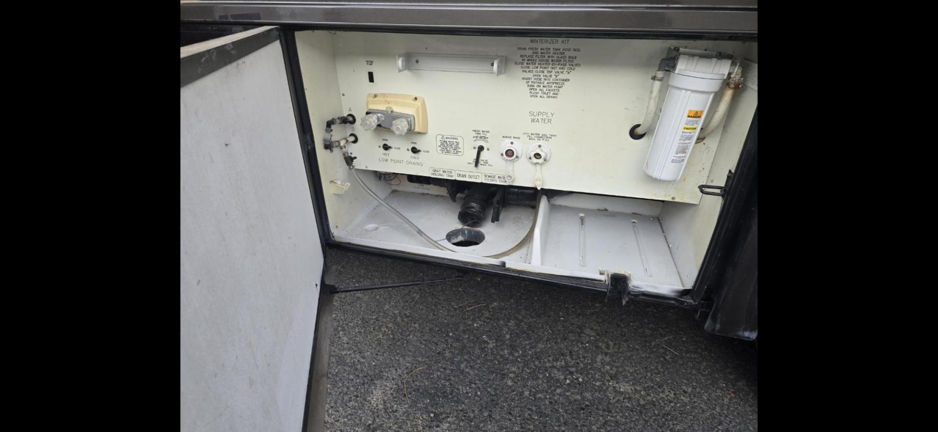 2009 Brown Newmar Ventana , located at 923 US HWY 87 E., Billings, MT, 59101, (406) 245-0456, 45.795788, -108.451881 - 2009 Newmar Ventana 4333 Diesel Pusher Located in Billings MT $54,900 This is an absolutely gorgeous Class A 43' Diesel Pusher Motorhome with 4 slides and $10,000 Watt Onan Generator. 360 HSP Cummins, 6 speed allison tranny, Spartin chassis, Toyota tires at 90%, full body paint, 3 A/C's, on - Photo#5