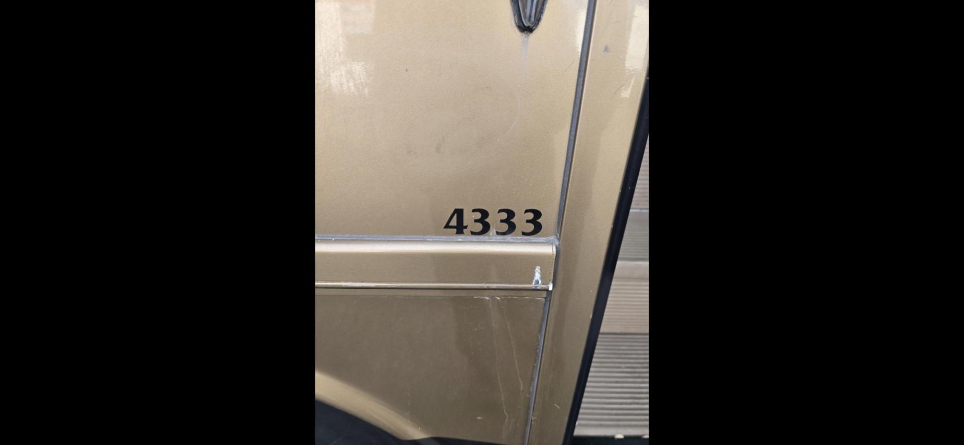 2009 Brown Newmar Ventana , located at 923 US HWY 87 E., Billings, MT, 59101, (406) 245-0456, 45.795788, -108.451881 - 2009 Newmar Ventana 4333 Diesel Pusher Located in Billings MT $54,900 This is an absolutely gorgeous Class A 43' Diesel Pusher Motorhome with 4 slides and $10,000 Watt Onan Generator. 360 HSP Cummins, 6 speed allison tranny, Spartin chassis, Toyota tires at 90%, full body paint, 3 A/C's, on - Photo#7