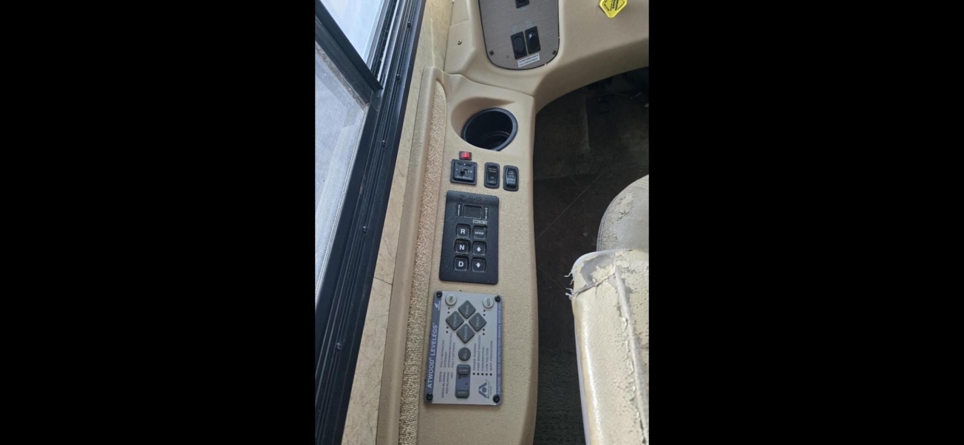 2009 Brown Newmar Ventana , located at 923 US HWY 87 E., Billings, MT, 59101, (406) 245-0456, 45.795788, -108.451881 - 2009 Newmar Ventana 4333 Diesel Pusher Located in Billings MT $54,900 This is an absolutely gorgeous Class A 43' Diesel Pusher Motorhome with 4 slides and $10,000 Watt Onan Generator. 360 HSP Cummins, 6 speed allison tranny, Spartin chassis, Toyota tires at 90%, full body paint, 3 A/C's, on - Photo#9