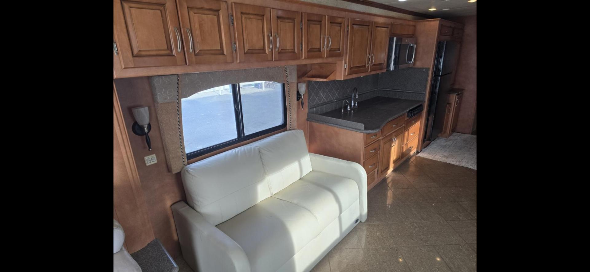 2009 Brown Newmar Ventana , located at 923 US HWY 87 E., Billings, MT, 59101, (406) 245-0456, 45.795788, -108.451881 - 2009 Newmar Ventana 4333 Diesel Pusher Located in Billings MT $54,900 This is an absolutely gorgeous Class A 43' Diesel Pusher Motorhome with 4 slides and $10,000 Watt Onan Generator. 360 HSP Cummins, 6 speed allison tranny, Spartin chassis, Toyota tires at 90%, full body paint, 3 A/C's, on - Photo#11