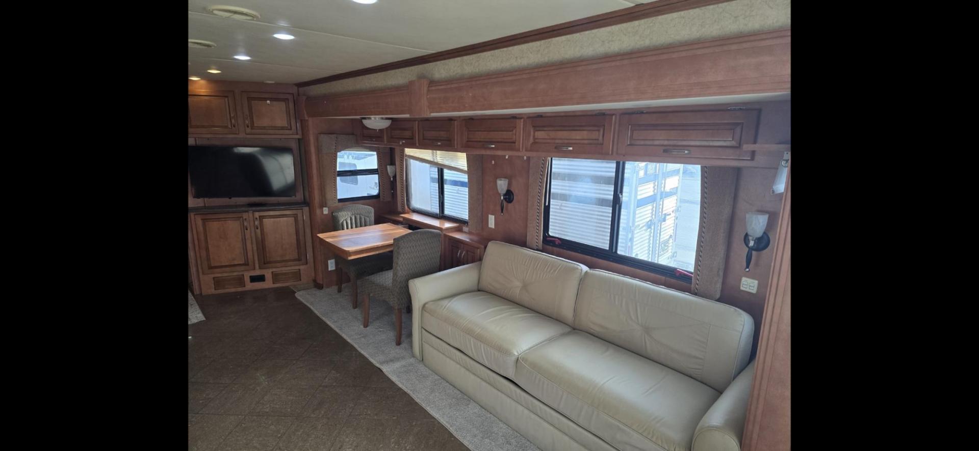 2009 Brown Newmar Ventana , located at 923 US HWY 87 E., Billings, MT, 59101, (406) 245-0456, 45.795788, -108.451881 - 2009 Newmar Ventana 4333 Diesel Pusher Located in Billings MT $54,900 This is an absolutely gorgeous Class A 43' Diesel Pusher Motorhome with 4 slides and $10,000 Watt Onan Generator. 360 HSP Cummins, 6 speed allison tranny, Spartin chassis, Toyota tires at 90%, full body paint, 3 A/C's, on - Photo#12