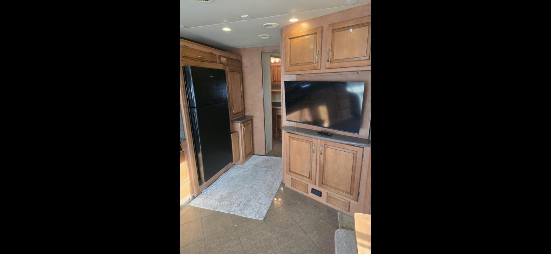 2009 Brown Newmar Ventana , located at 923 US HWY 87 E., Billings, MT, 59101, (406) 245-0456, 45.795788, -108.451881 - 2009 Newmar Ventana 4333 Diesel Pusher Located in Billings MT $54,900 This is an absolutely gorgeous Class A 43' Diesel Pusher Motorhome with 4 slides and $10,000 Watt Onan Generator. 360 HSP Cummins, 6 speed allison tranny, Spartin chassis, Toyota tires at 90%, full body paint, 3 A/C's, on - Photo#13