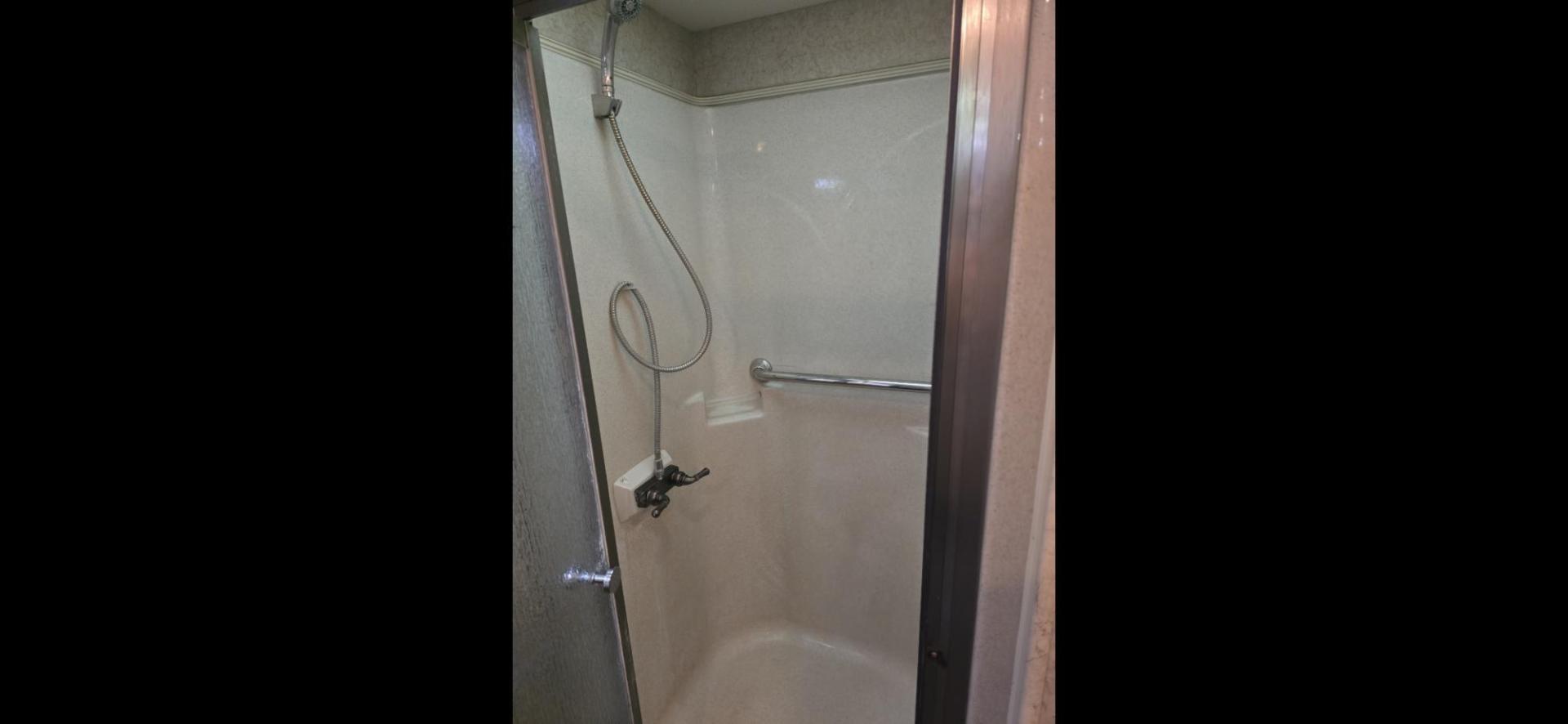 2009 Brown Newmar Ventana , located at 923 US HWY 87 E., Billings, MT, 59101, (406) 245-0456, 45.795788, -108.451881 - 2009 Newmar Ventana 4333 Diesel Pusher Located in Billings MT $54,900 This is an absolutely gorgeous Class A 43' Diesel Pusher Motorhome with 4 slides and $10,000 Watt Onan Generator. 360 HSP Cummins, 6 speed allison tranny, Spartin chassis, Toyota tires at 90%, full body paint, 3 A/C's, on - Photo#16