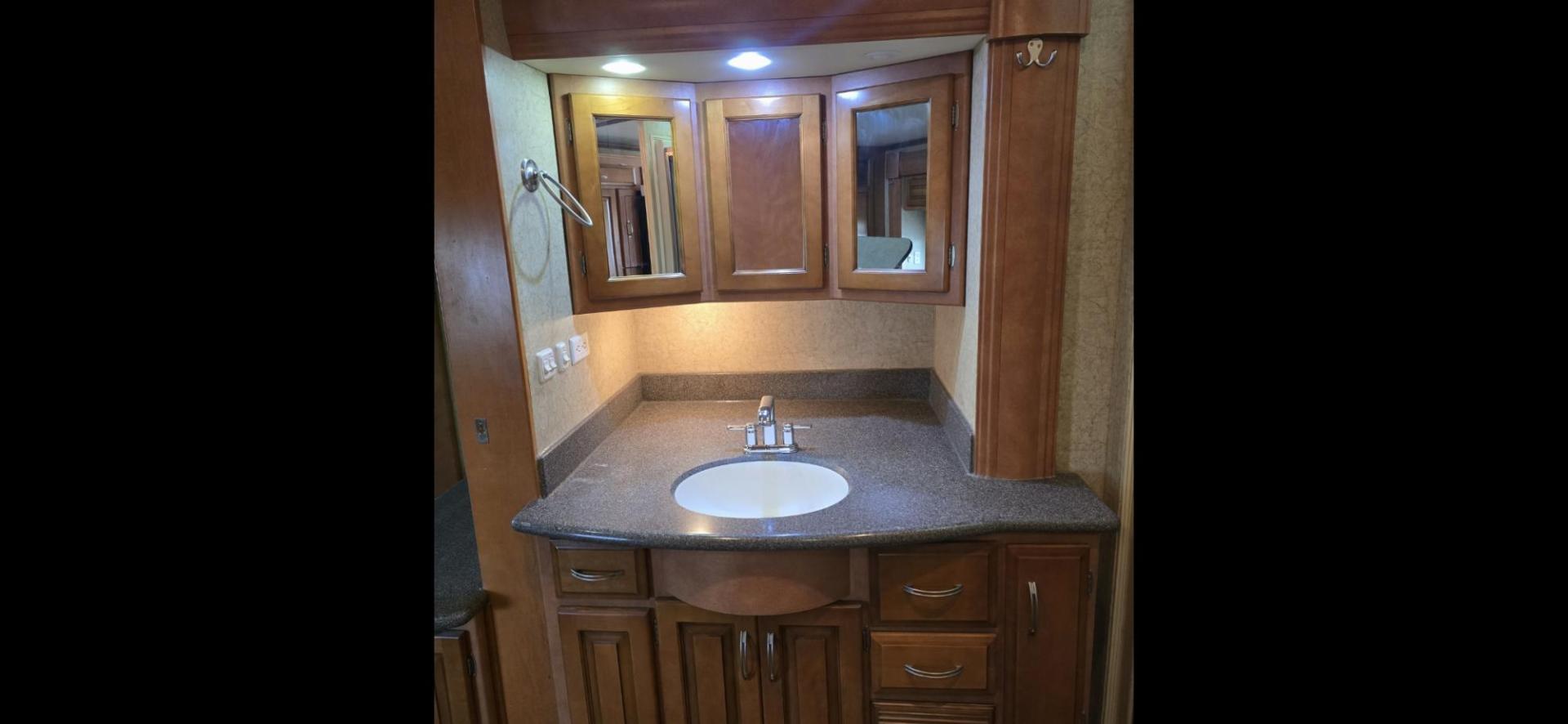 2009 Brown Newmar Ventana , located at 923 US HWY 87 E., Billings, MT, 59101, (406) 245-0456, 45.795788, -108.451881 - 2009 Newmar Ventana 4333 Diesel Pusher Located in Billings MT $54,900 This is an absolutely gorgeous Class A 43' Diesel Pusher Motorhome with 4 slides and $10,000 Watt Onan Generator. 360 HSP Cummins, 6 speed allison tranny, Spartin chassis, Toyota tires at 90%, full body paint, 3 A/C's, on - Photo#15