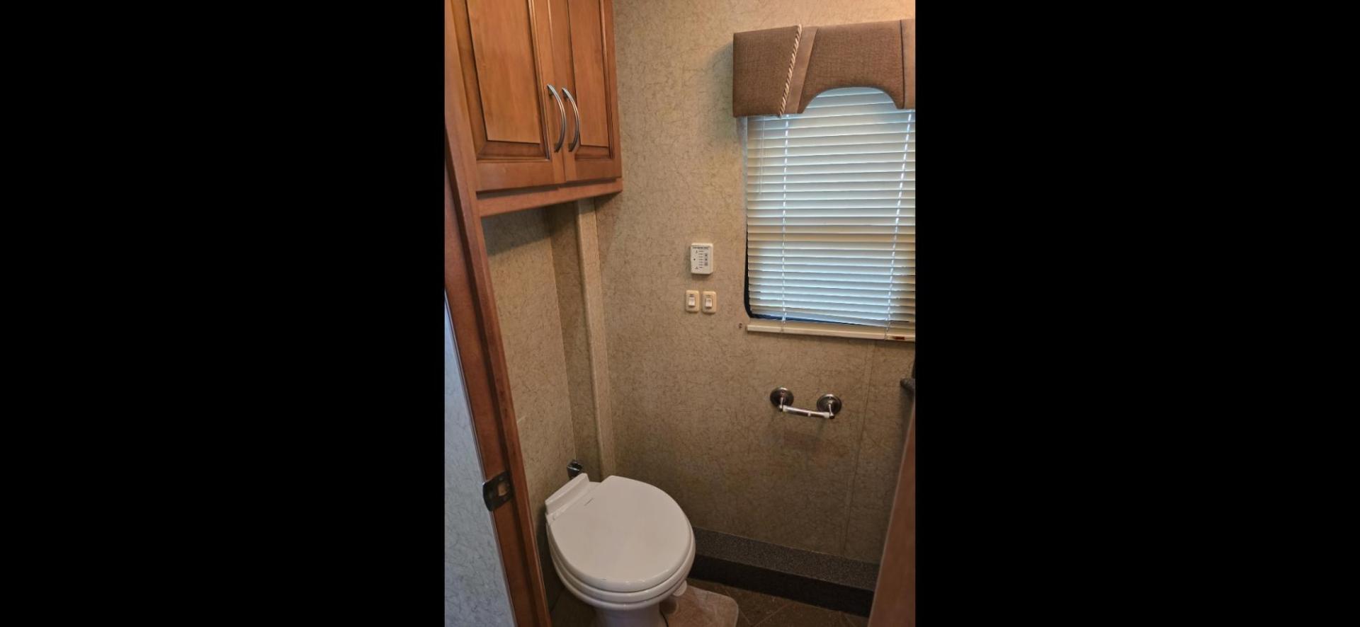 2009 Brown Newmar Ventana , located at 923 US HWY 87 E., Billings, MT, 59101, (406) 245-0456, 45.795788, -108.451881 - 2009 Newmar Ventana 4333 Diesel Pusher Located in Billings MT $54,900 This is an absolutely gorgeous Class A 43' Diesel Pusher Motorhome with 4 slides and $10,000 Watt Onan Generator. 360 HSP Cummins, 6 speed allison tranny, Spartin chassis, Toyota tires at 90%, full body paint, 3 A/C's, on - Photo#18