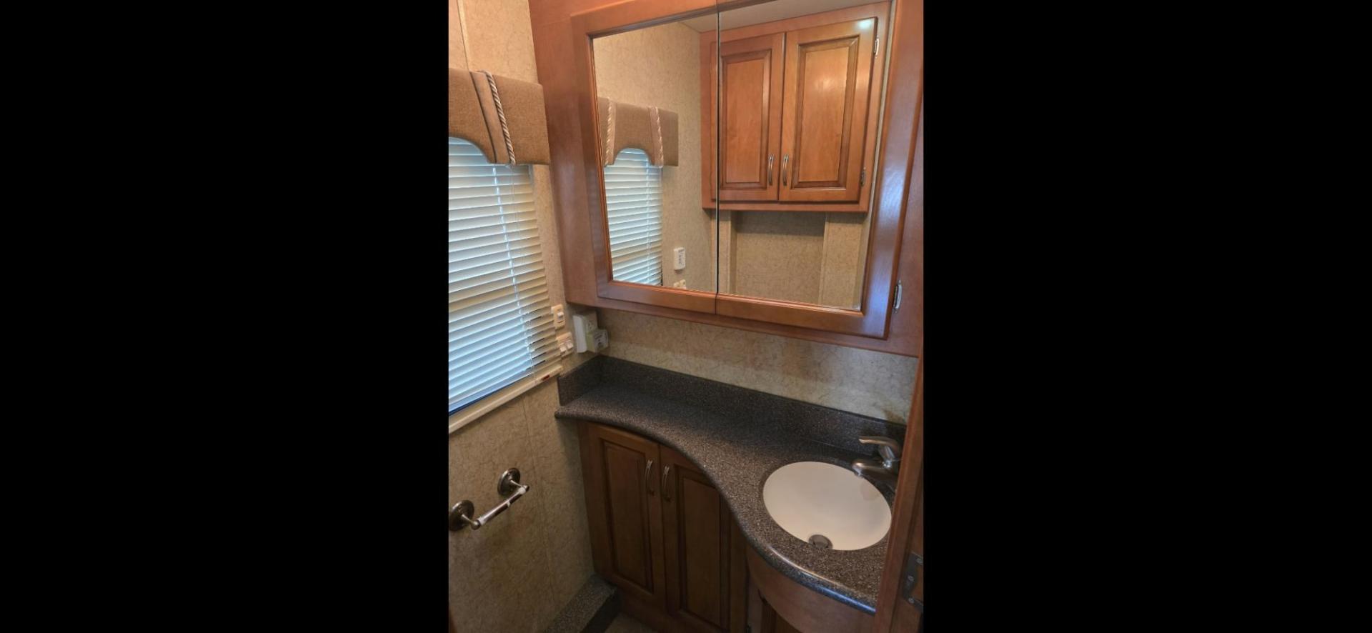 2009 Brown Newmar Ventana , located at 923 US HWY 87 E., Billings, MT, 59101, (406) 245-0456, 45.795788, -108.451881 - 2009 Newmar Ventana 4333 Diesel Pusher Located in Billings MT $54,900 This is an absolutely gorgeous Class A 43' Diesel Pusher Motorhome with 4 slides and $10,000 Watt Onan Generator. 360 HSP Cummins, 6 speed allison tranny, Spartin chassis, Toyota tires at 90%, full body paint, 3 A/C's, on - Photo#19