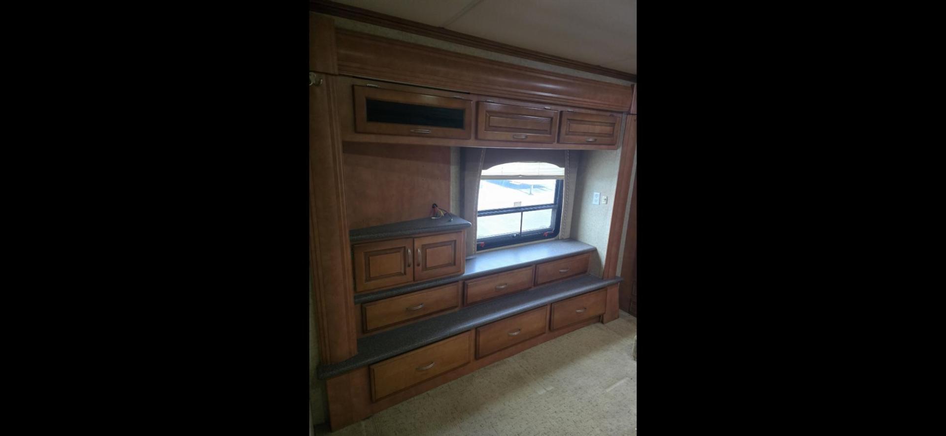 2009 Brown Newmar Ventana , located at 923 US HWY 87 E., Billings, MT, 59101, (406) 245-0456, 45.795788, -108.451881 - 2009 Newmar Ventana 4333 Diesel Pusher Located in Billings MT $54,900 This is an absolutely gorgeous Class A 43' Diesel Pusher Motorhome with 4 slides and $10,000 Watt Onan Generator. 360 HSP Cummins, 6 speed allison tranny, Spartin chassis, Toyota tires at 90%, full body paint, 3 A/C's, on - Photo#20