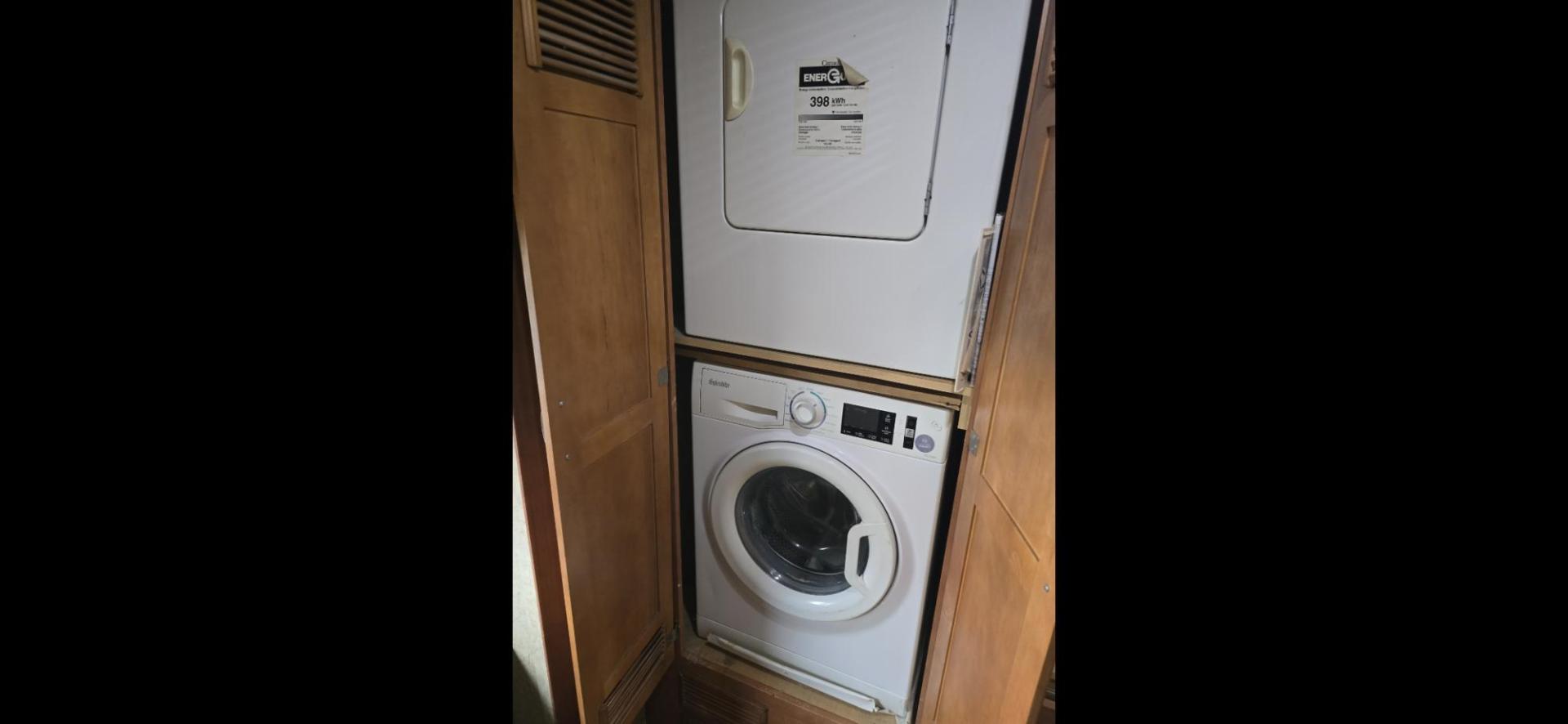 2009 Brown Newmar Ventana , located at 923 US HWY 87 E., Billings, MT, 59101, (406) 245-0456, 45.795788, -108.451881 - 2009 Newmar Ventana 4333 Diesel Pusher Located in Billings MT $54,900 This is an absolutely gorgeous Class A 43' Diesel Pusher Motorhome with 4 slides and $10,000 Watt Onan Generator. 360 HSP Cummins, 6 speed allison tranny, Spartin chassis, Toyota tires at 90%, full body paint, 3 A/C's, on - Photo#22